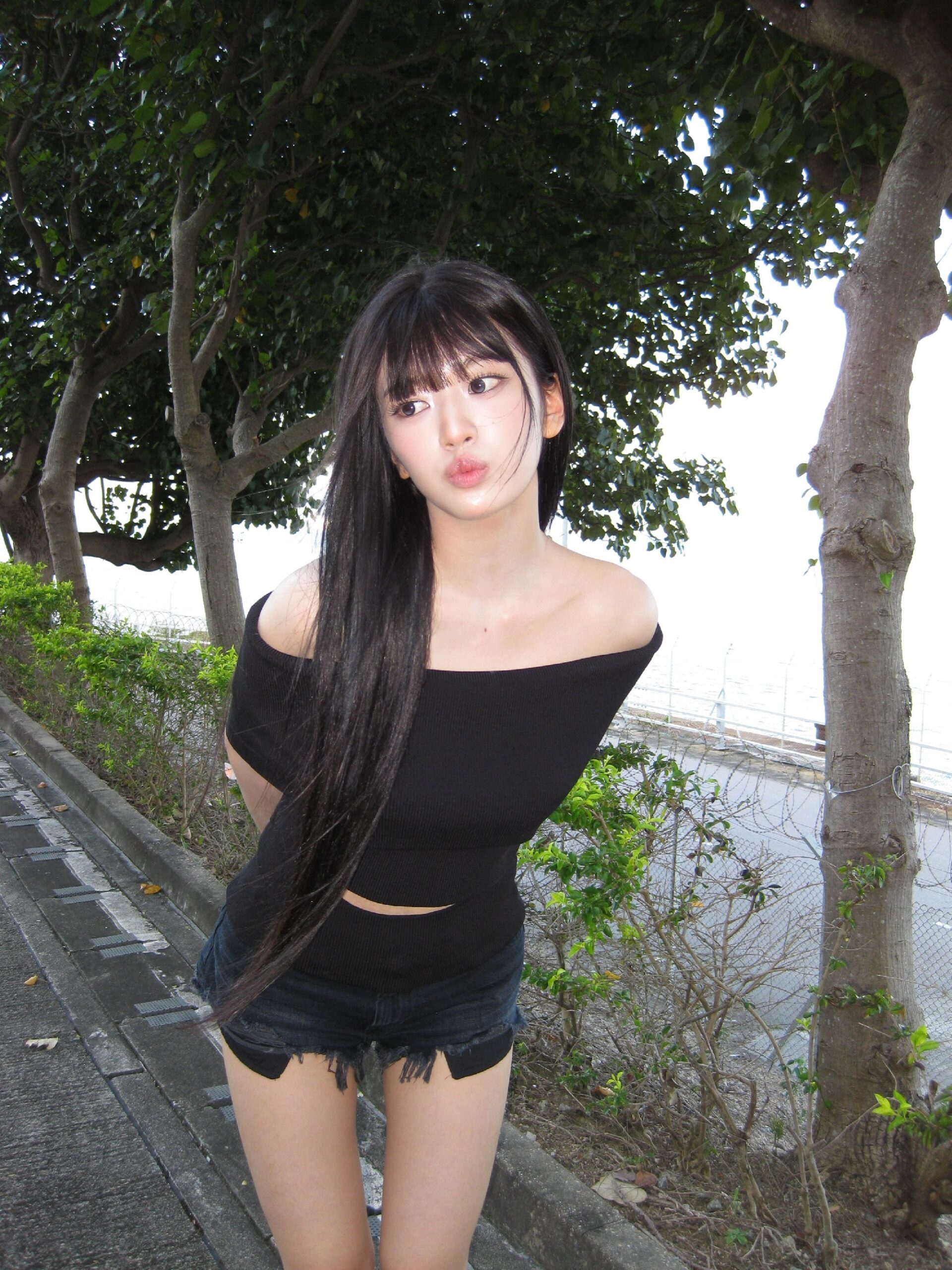 무대 밑 아이브 안유진 타이트한 검정핫팬츠 검스 엉벅지 - 인스타