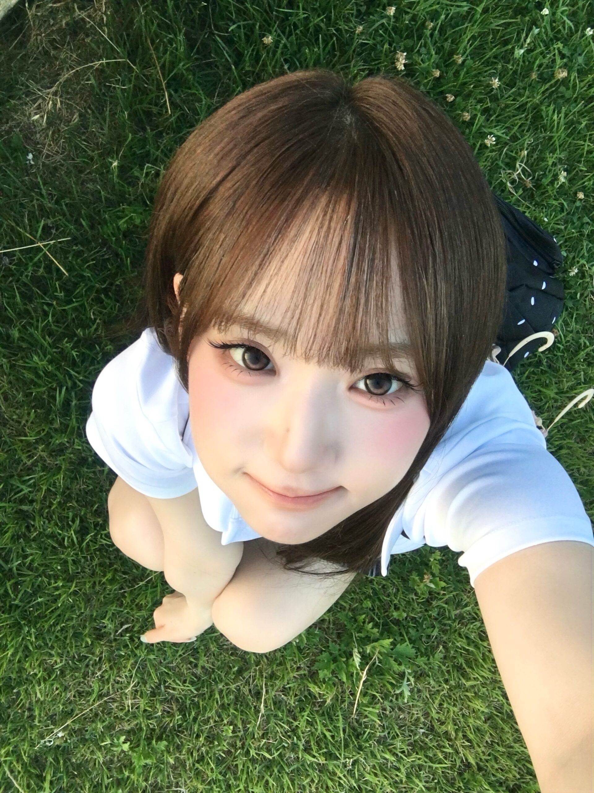 수영장에 간 트리플에스 윤서연 살짝 윗슴골 + 올려다보는 얼굴