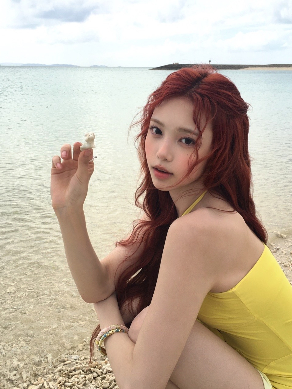 바닷가에서 시원한 옐로우 홀터넥 + 줄무늬 돌핀 입은 이안 몸매