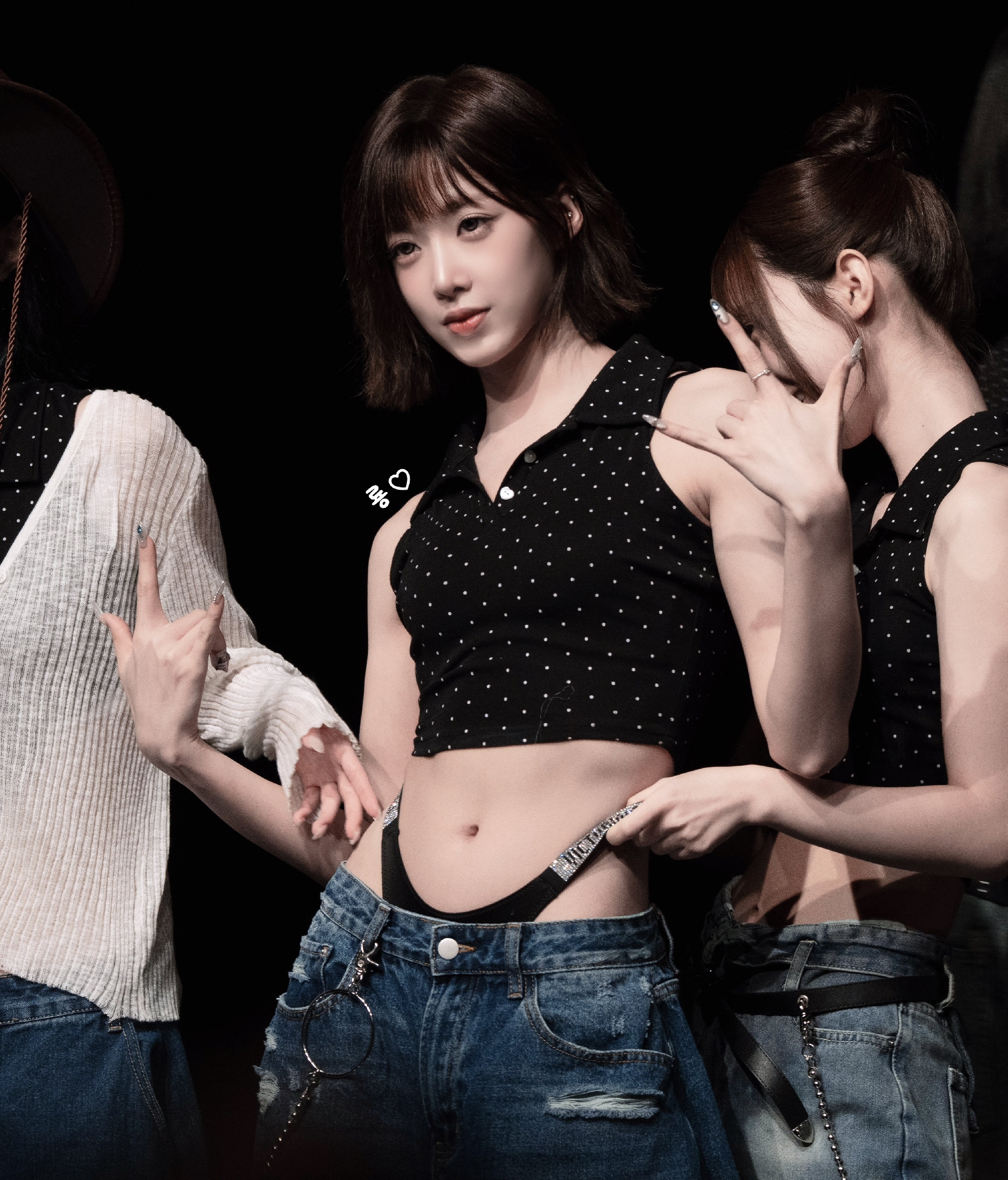 [트리플에스] 니엔의 T팬티끈을 양쪽에서 잡아 당기는 멤버들