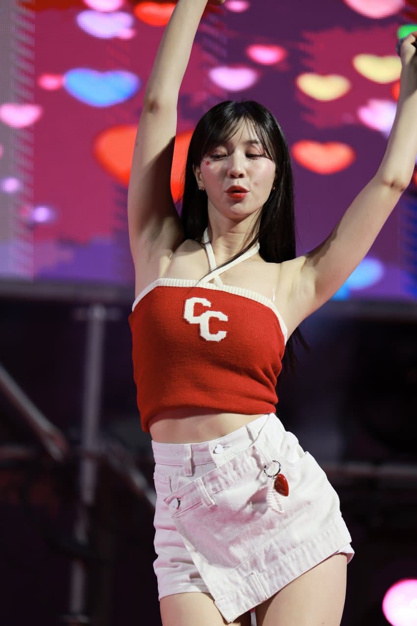Oh My Girl Yoo Bin Red String Halterneck Cool and Refreshing Armpit Pheromones