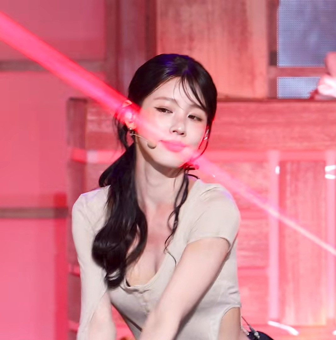 컴백한 미연 태닝 자국과는 구분되는 뽀얀 가슴골 뭉클 레전드