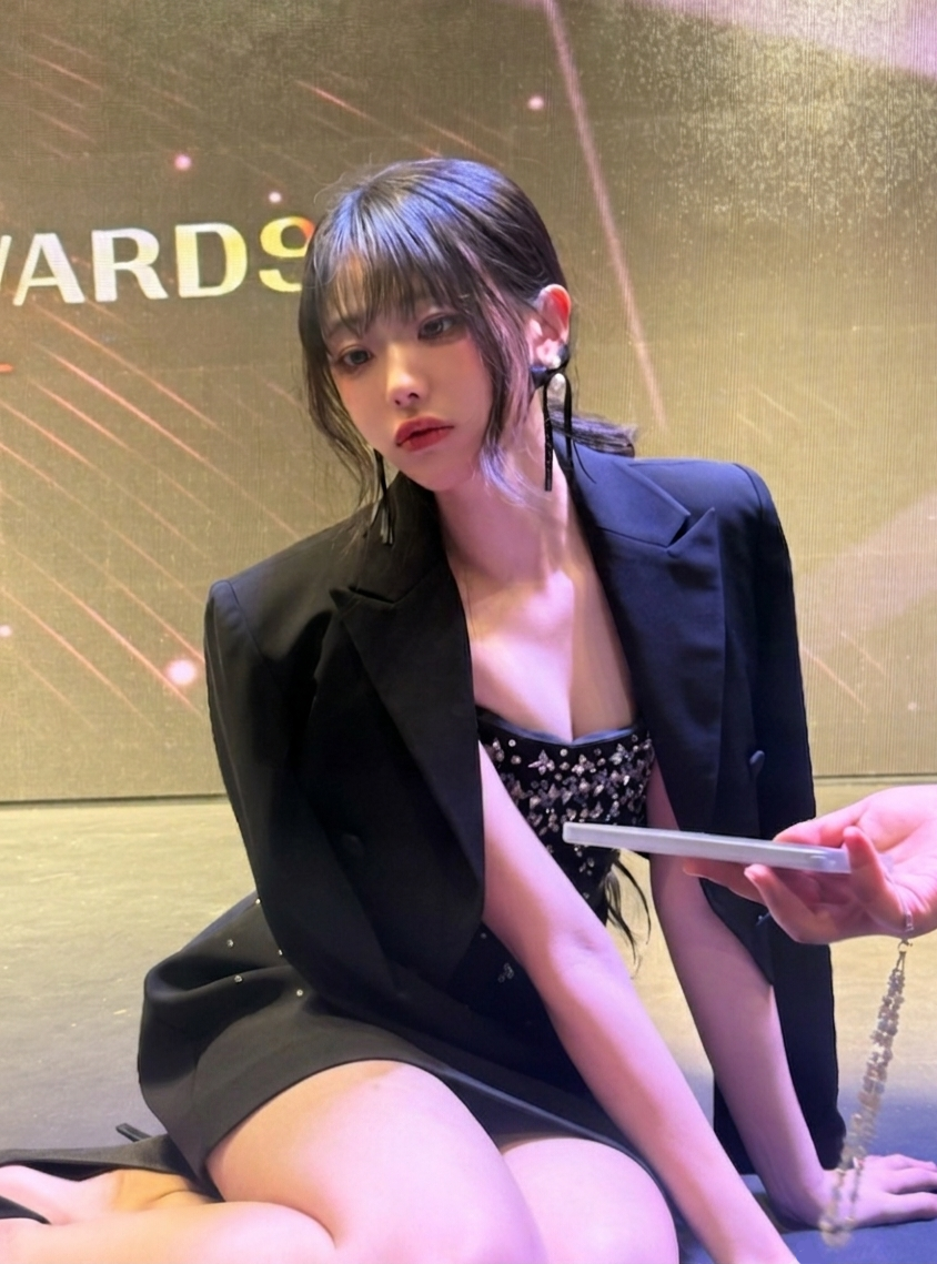 QWER ヒナ：よく分かってる ニャンニョンニャンの頃…レースのキャミソール、思わず目を引く胸元