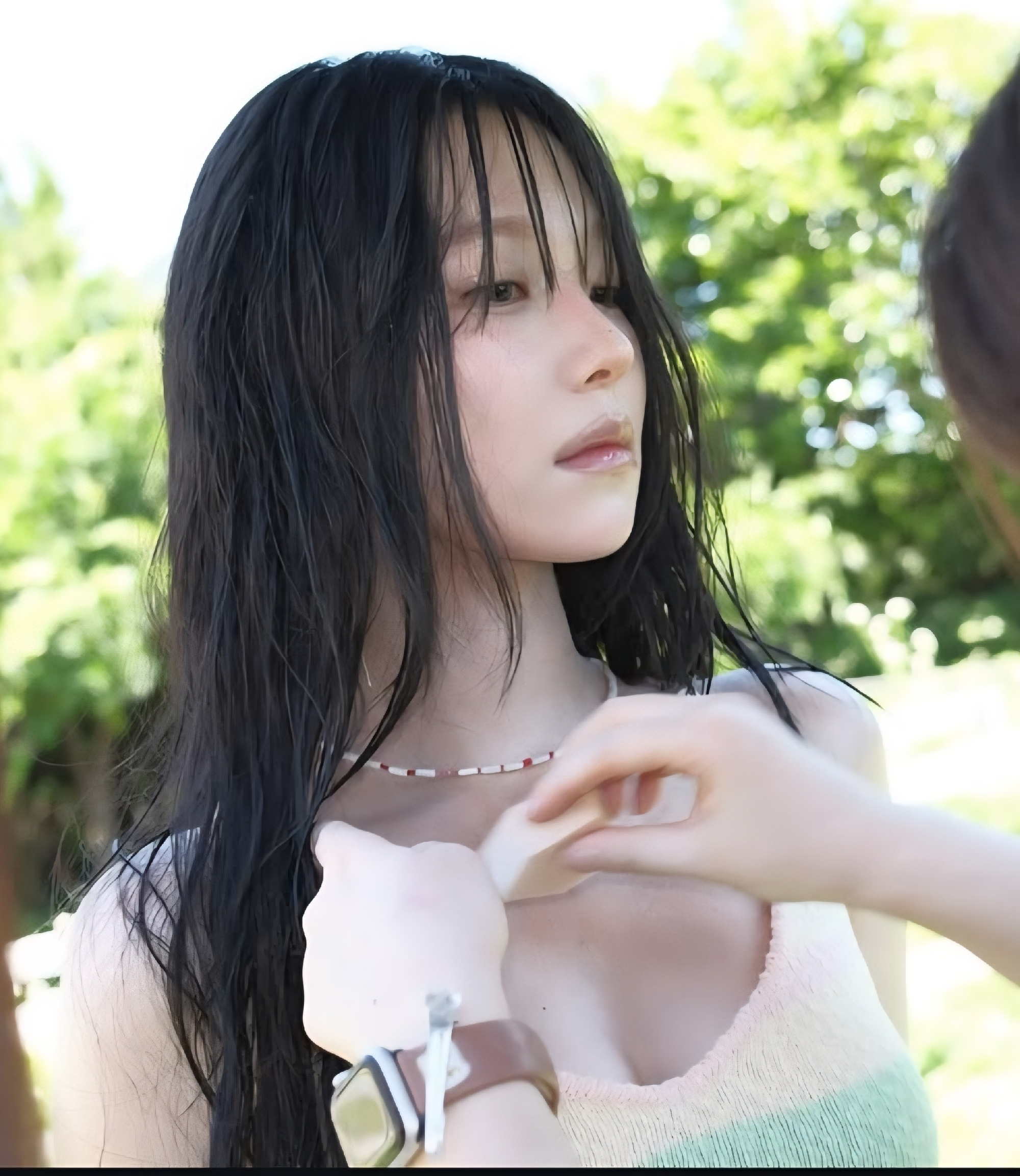 잔디 밭에 누은 백지헌 무지개 브라탑 몽글한 가슴골 - 인스타