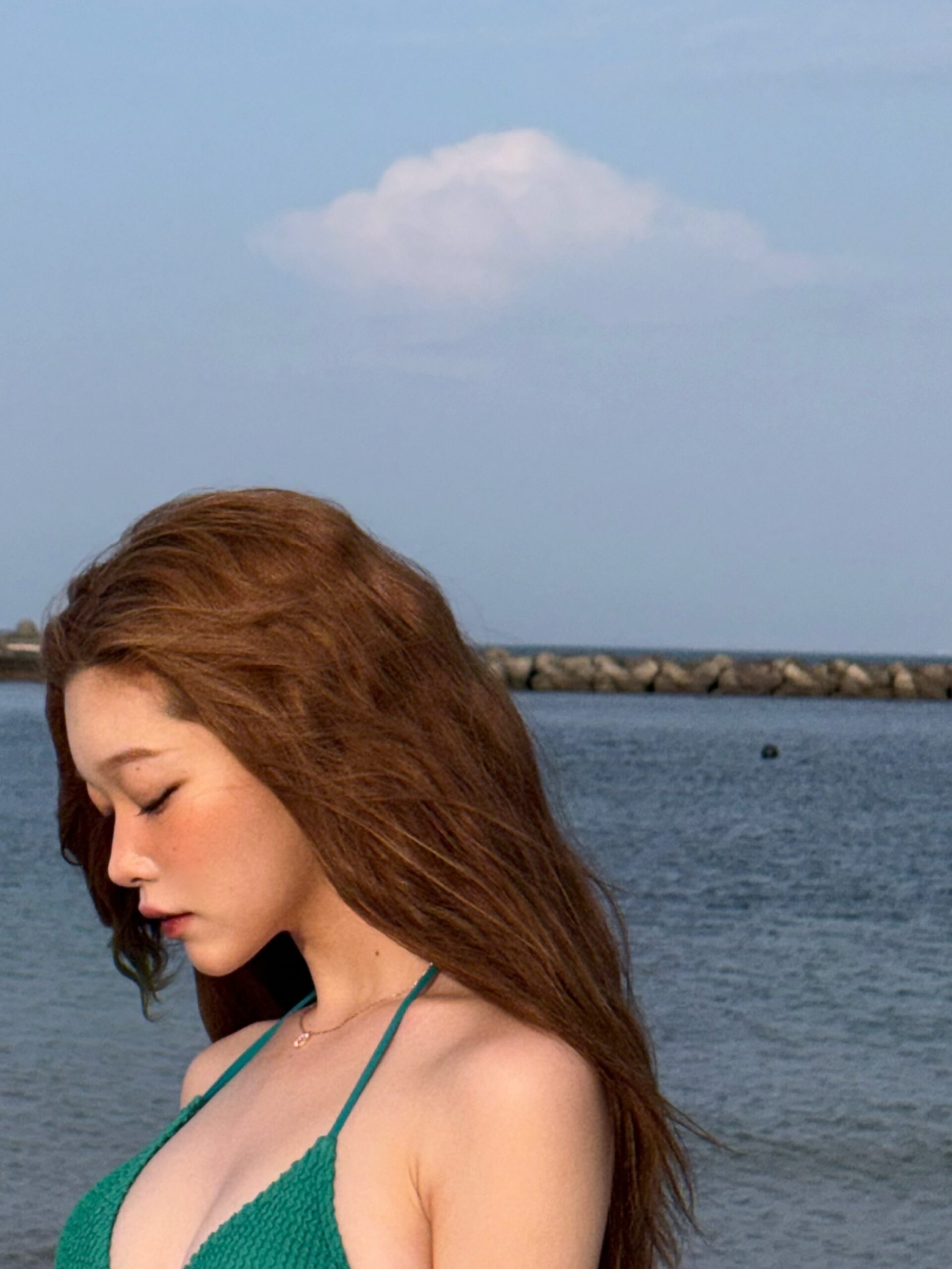 BILLY的ツキ以海景为背景晒绿色细带比基尼身材 - Instagram