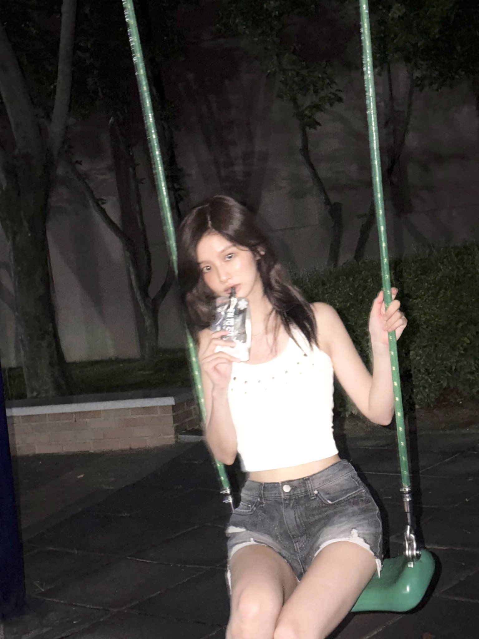 화이트 끈나시 + 청핫팬로 밤산책하는 설윤 배꼽 겨 허벅지