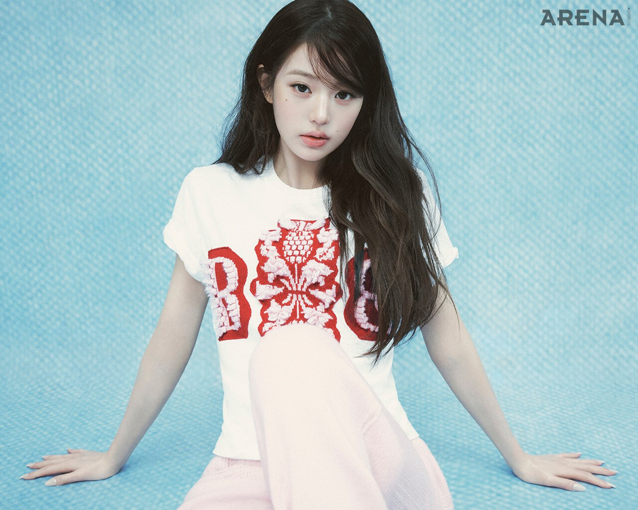 Jang Won-young Arena photo shoot... Black midi look lying on the sofa, hip line