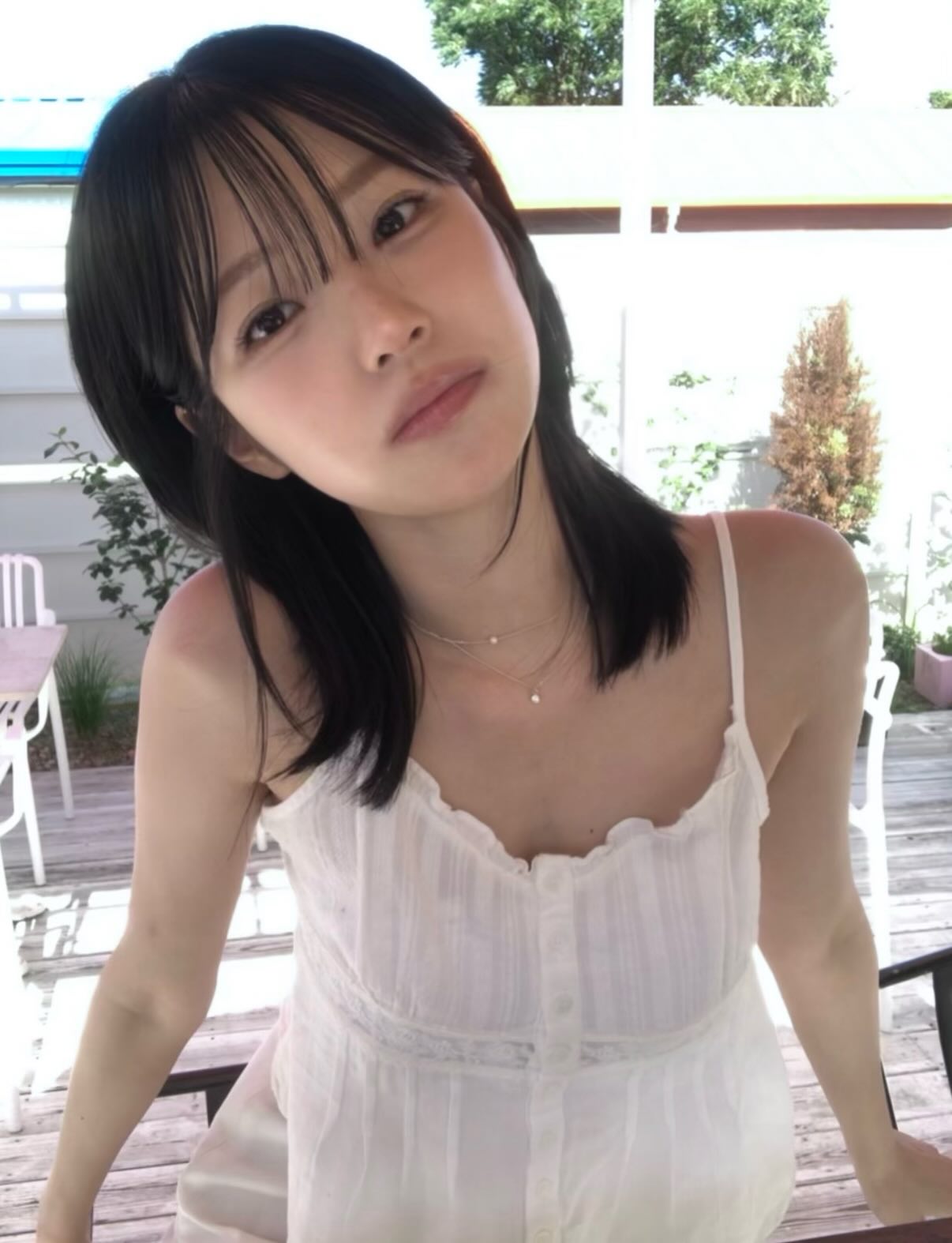 fromis_9 ペク・ジホン 純白フリル ひも付きキャミソール 腋のフェロモン