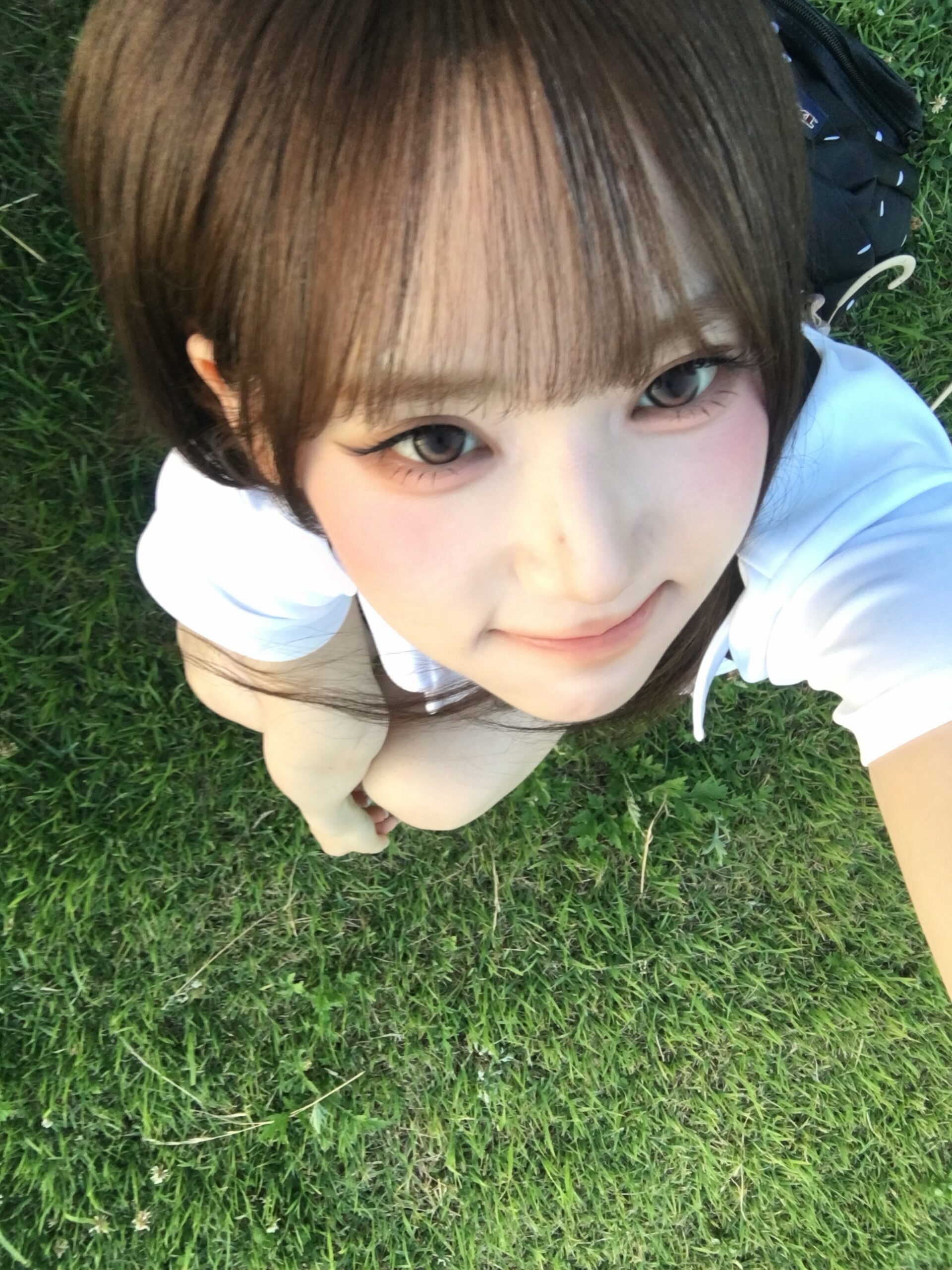 수영장에 간 트리플에스 윤서연 살짝 윗슴골 + 올려다보는 얼굴