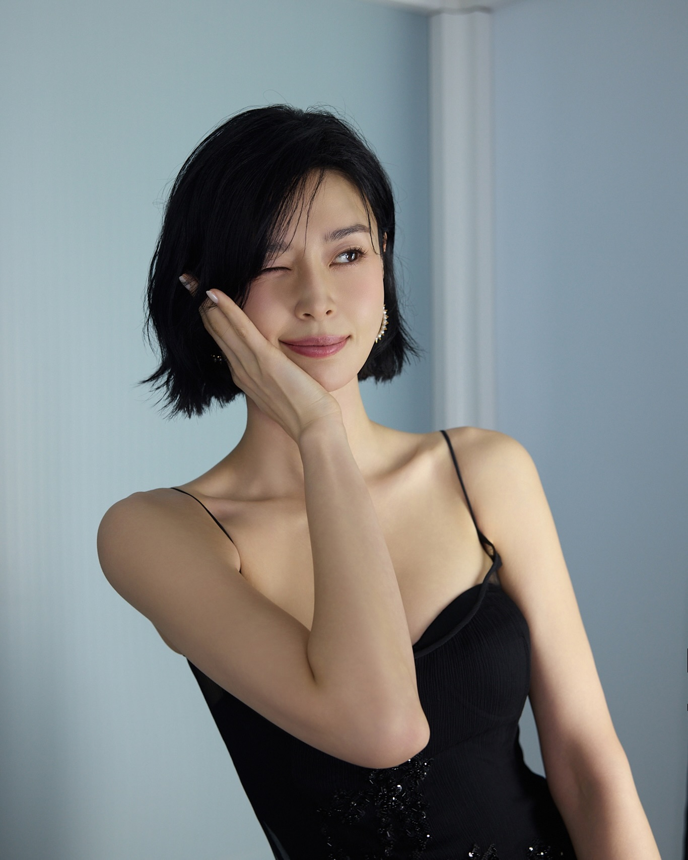 クォン・ナラが見せる黒のブラ見えシースルー紐ドレスのふんわり胸元の谷間と太もも