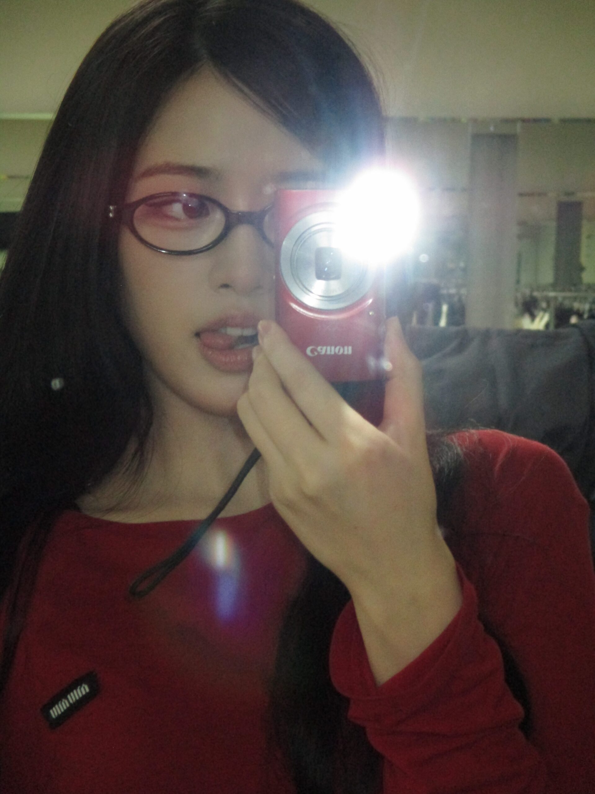 戴眼镜的Eunji在Instagram