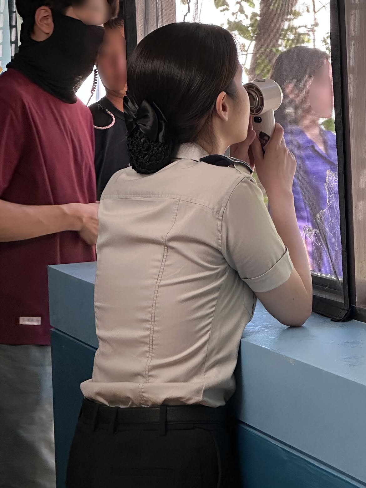 新作MVで警察官の制服を着たIU…さりげなくセクシーなボディライン