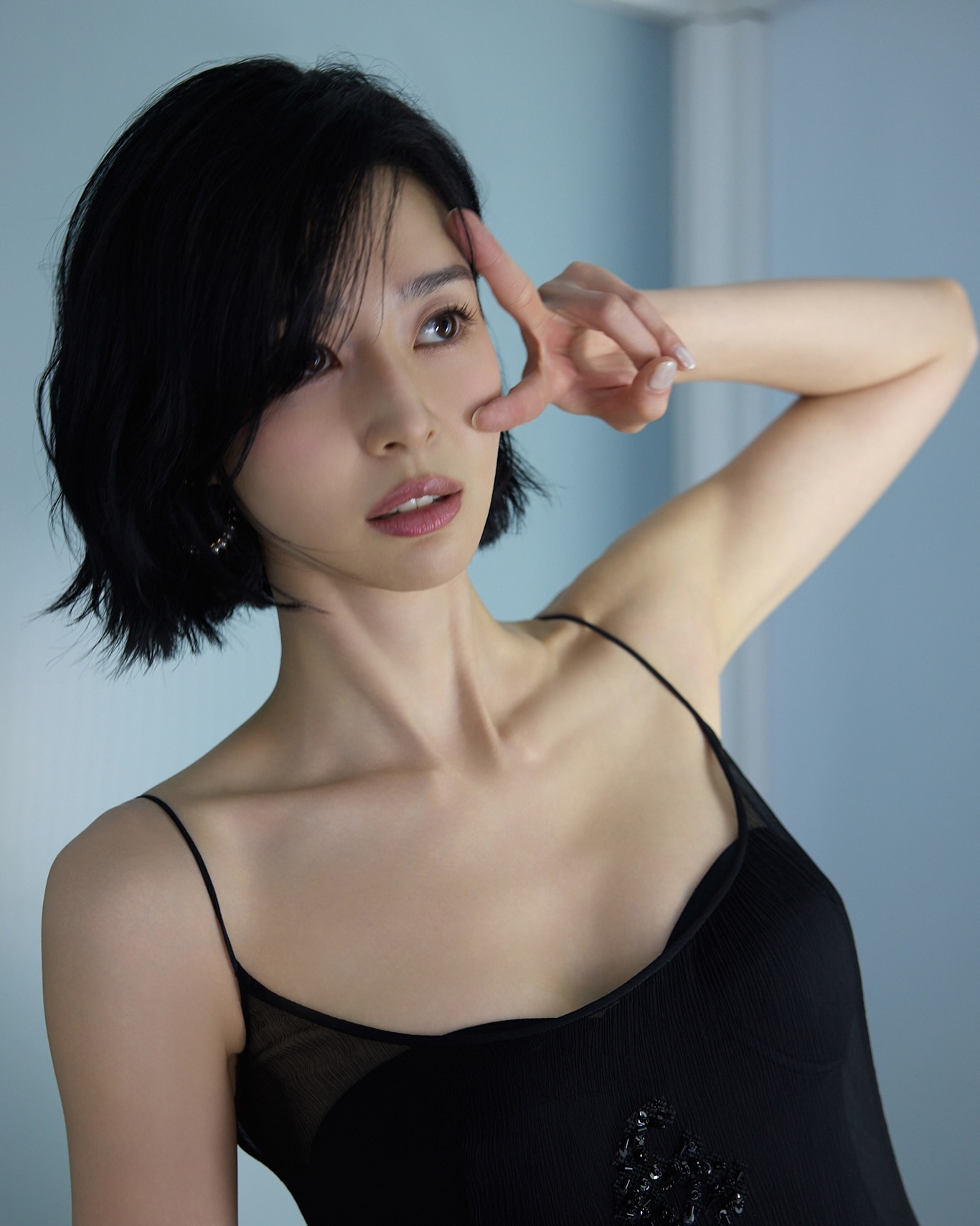 クォン・ナラが見せる黒のブラ見えシースルー紐ドレスのふんわり胸元の谷間と太もも