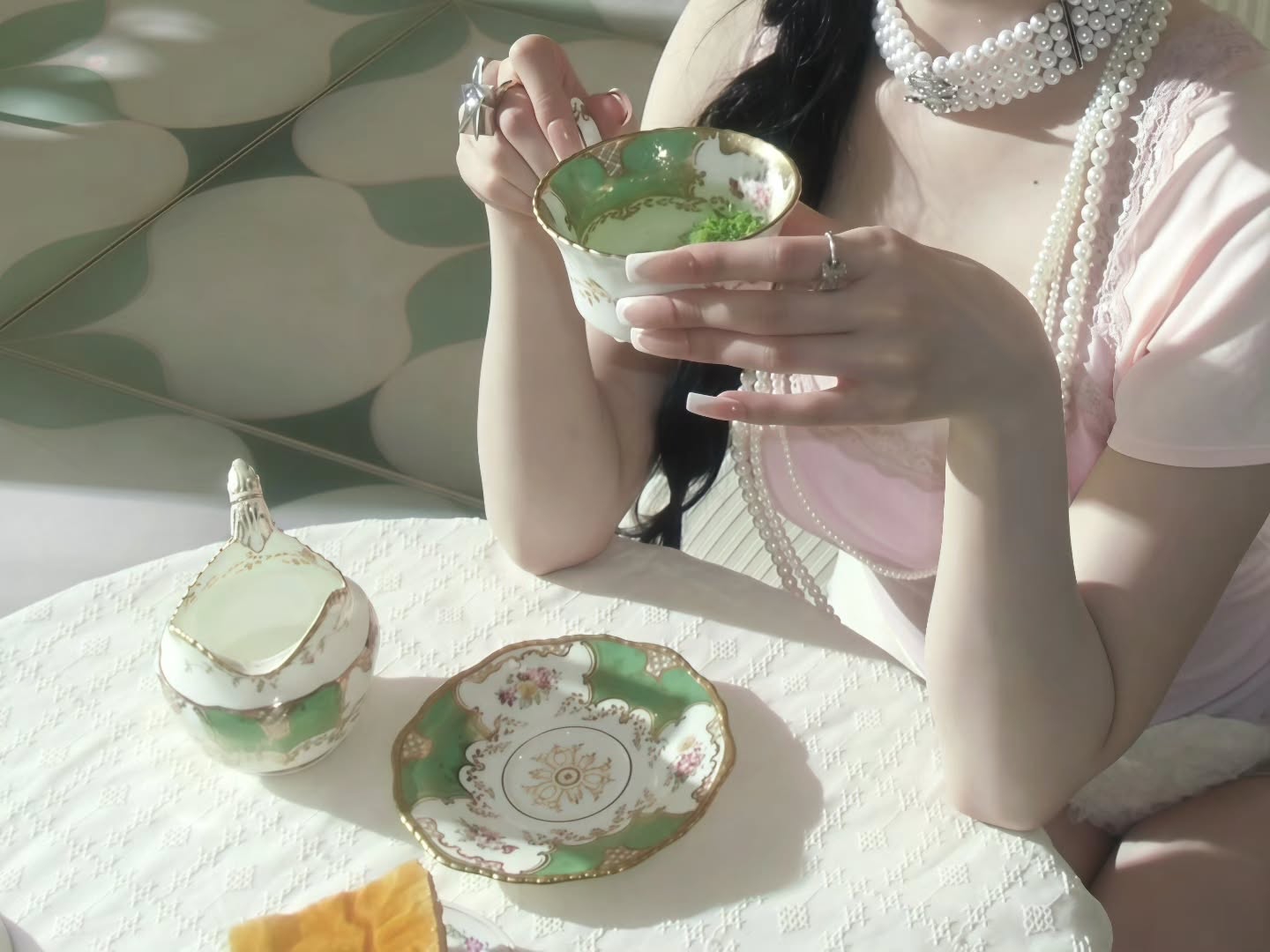 BABYMONSTER アサ しましまホットパンツ＋白いレースのストッキング、コーデ
