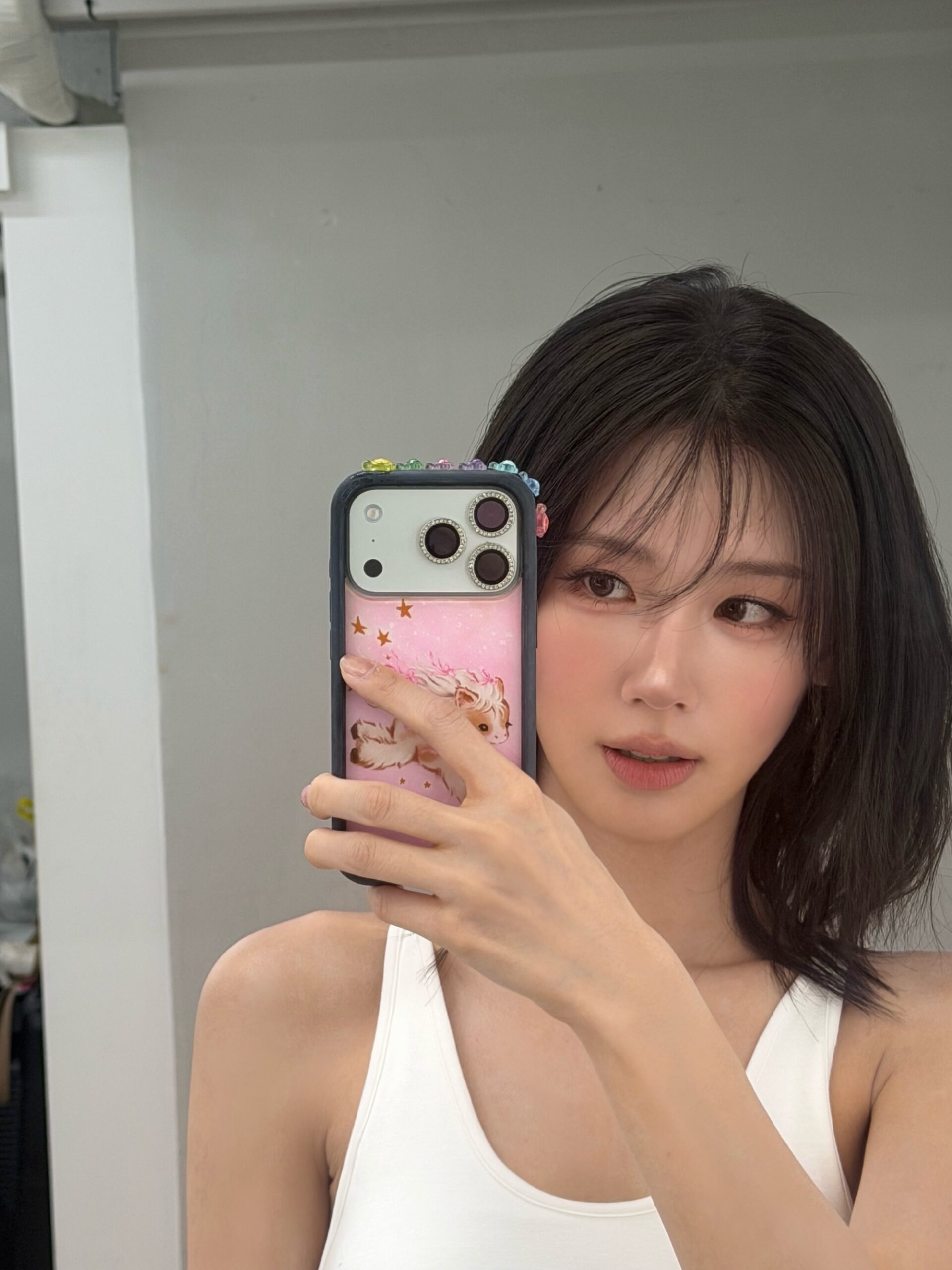 (G)I-DLE 米妍 白色+黑色细肩带背心 清爽的纤细身材 - Instagram
