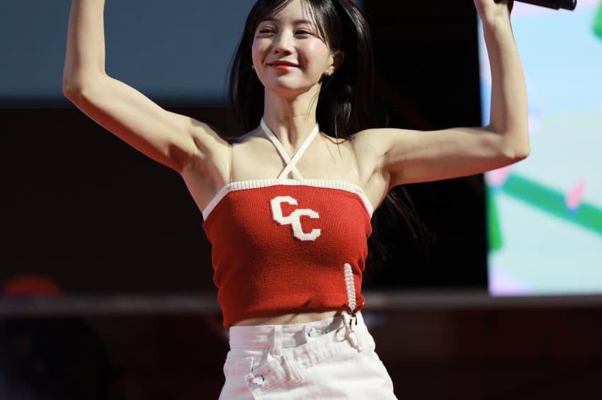 Oh My Girl Yoo Bin Red String Halterneck Cool and Refreshing Armpit Pheromones
