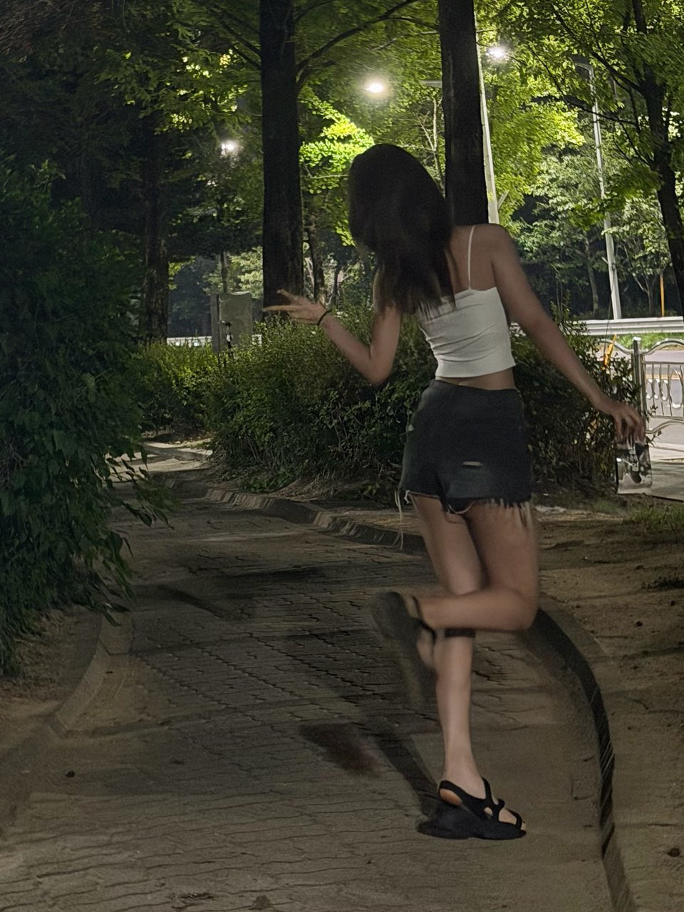 화이트 끈나시 + 청핫팬로 밤산책하는 설윤 배꼽 겨 허벅지