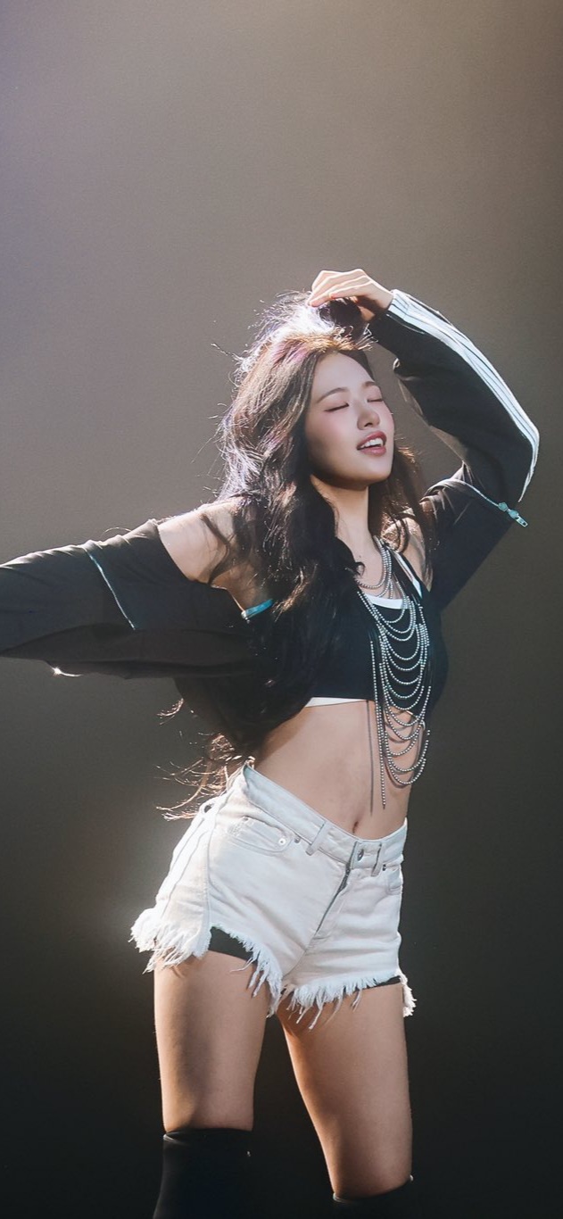 IVE Concert: An Yujin Black Bralette and Yakkob + Torn White Hot Pants, Honey Thighs