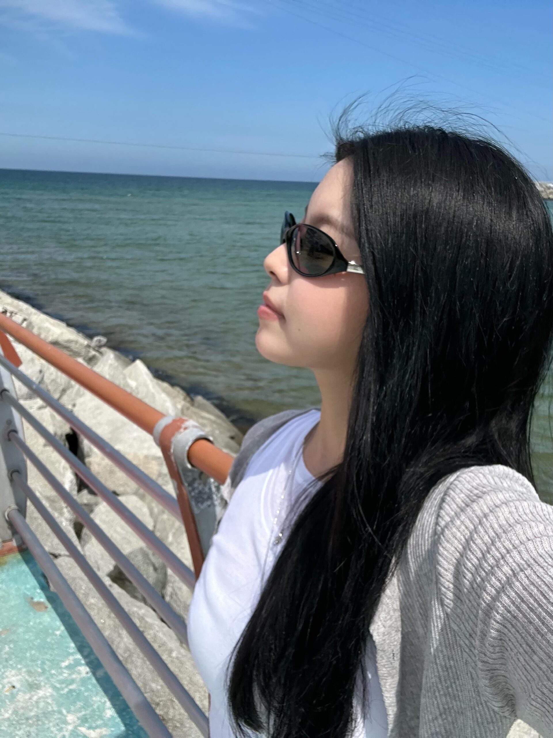 바닷가 놀러간 엔믹스 규진 봉긋한 흰티 + 청바지 엉덩이 라인