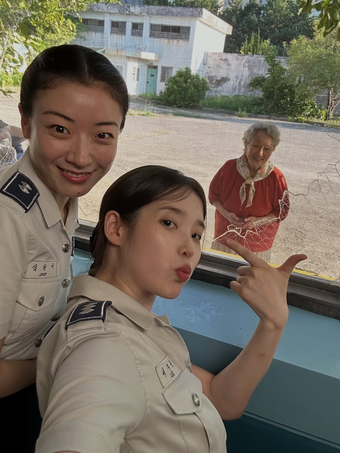 新作MVで警察官の制服を着たIU…さりげなくセクシーなボディライン