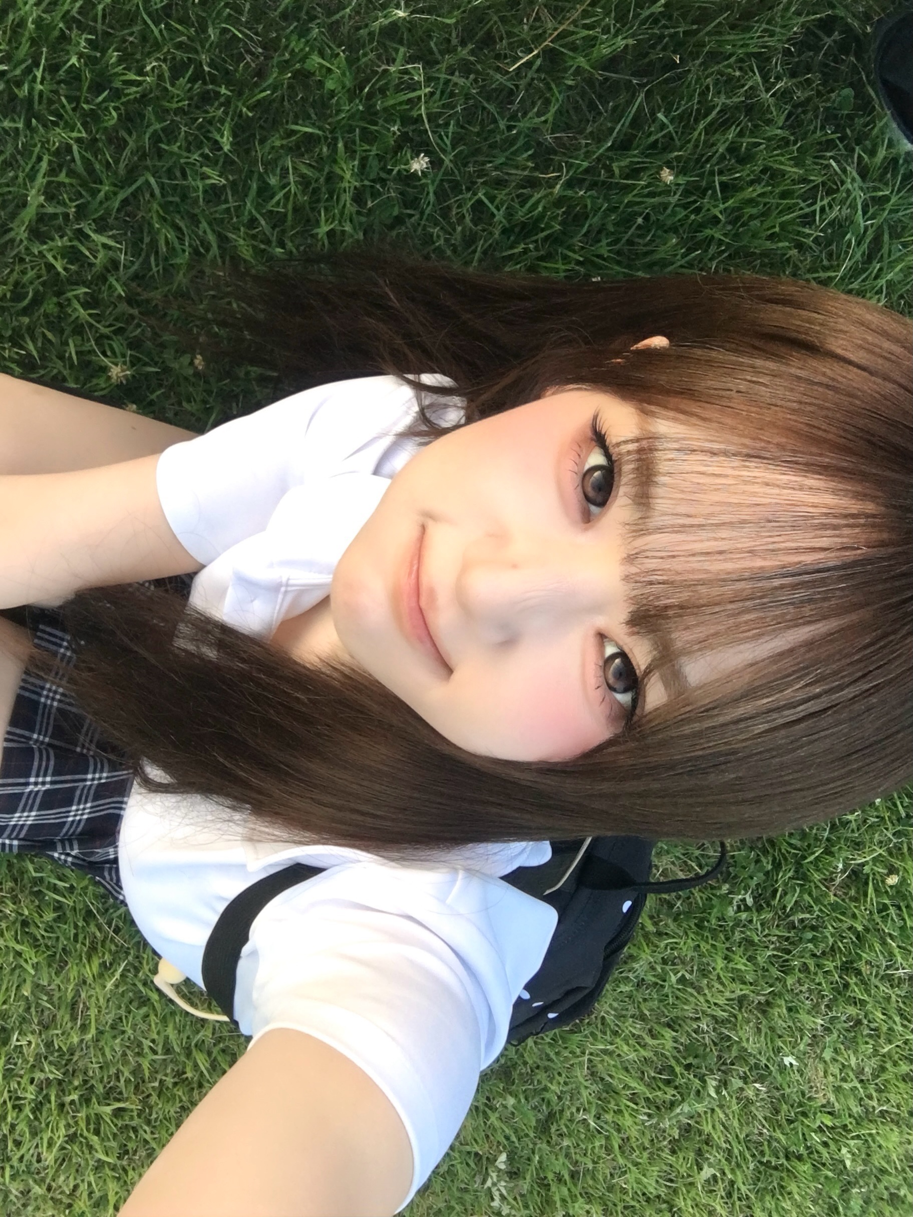 수영장에 간 트리플에스 윤서연 살짝 윗슴골 + 올려다보는 얼굴