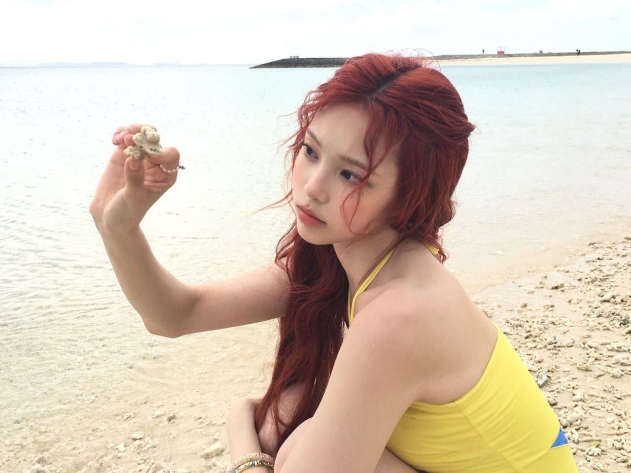 바닷가에서 시원한 옐로우 홀터넥 + 줄무늬 돌핀 입은 이안 몸매