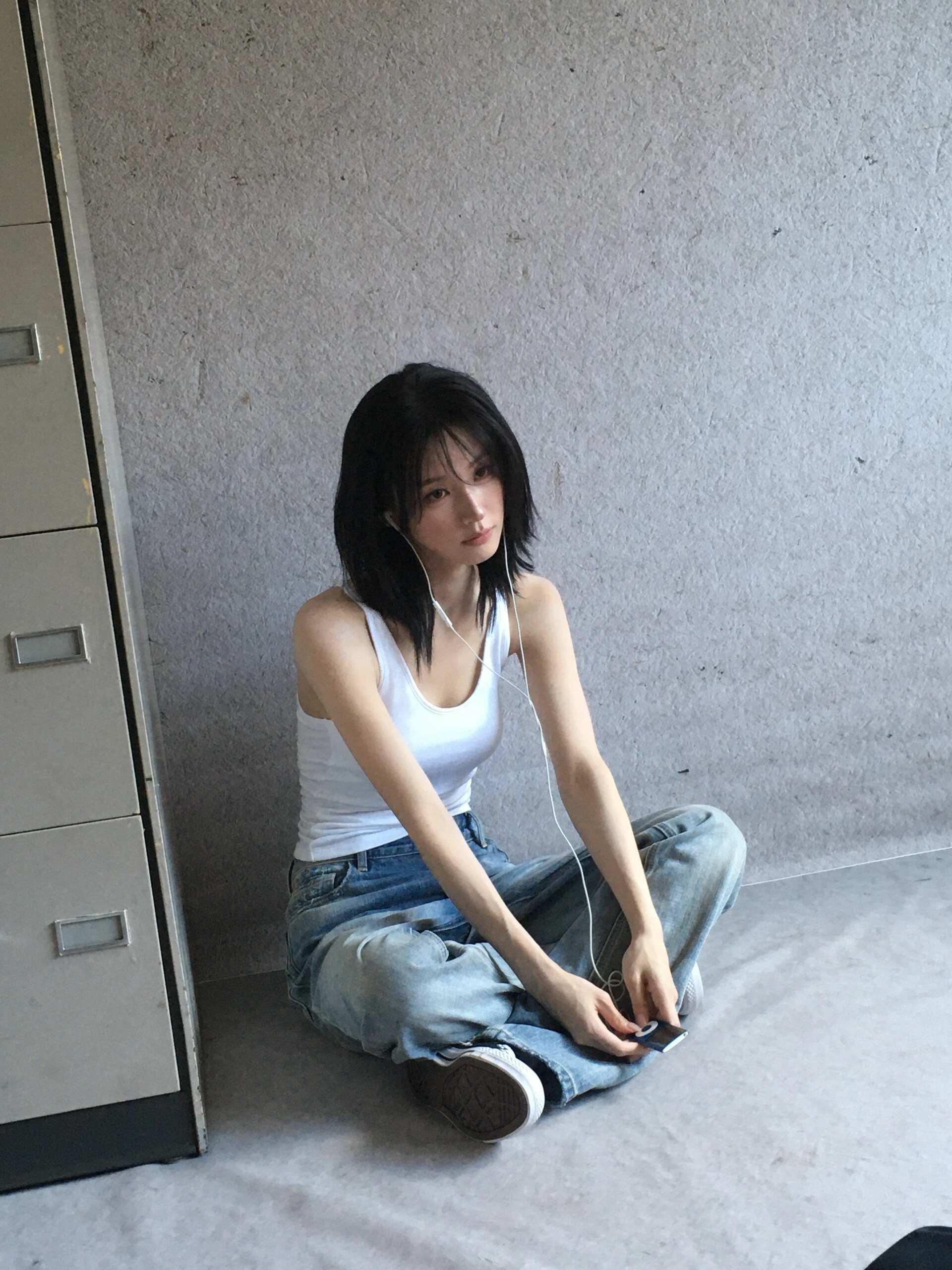 (G)I-DLE 米妍 白色+黑色细肩带背心 清爽的纤细身材 - Instagram