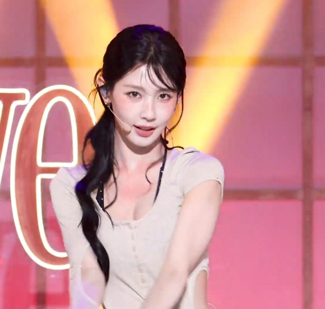 컴백한 미연 태닝 자국과는 구분되는 뽀얀 가슴골 뭉클 레전드