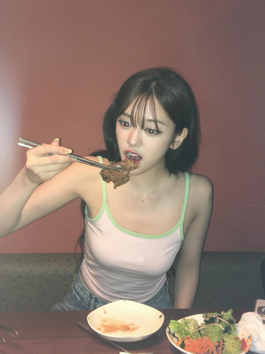 아이브 안유진 여친짤 시원한 흰 끈나시 봉긋한 가슴 겨드랑이