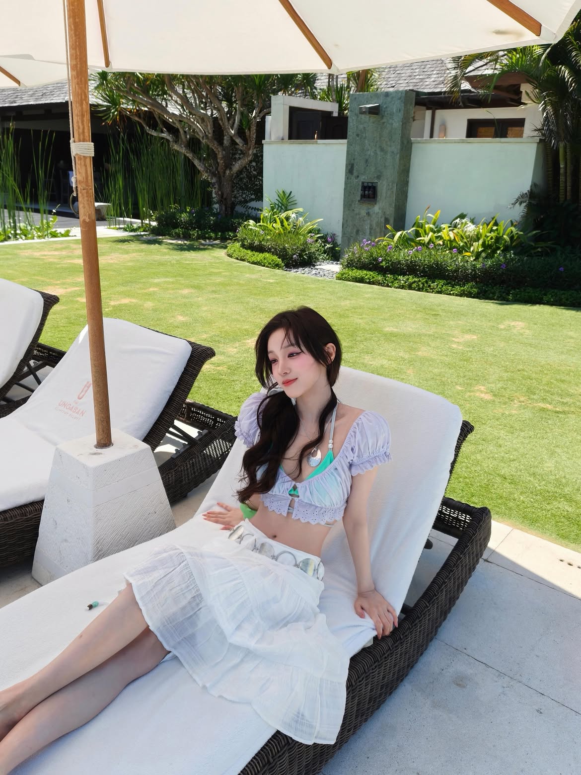 (IDLE) Woo-gi Instagram… In the pool, neon bikini showcasing a slim waist and belly button