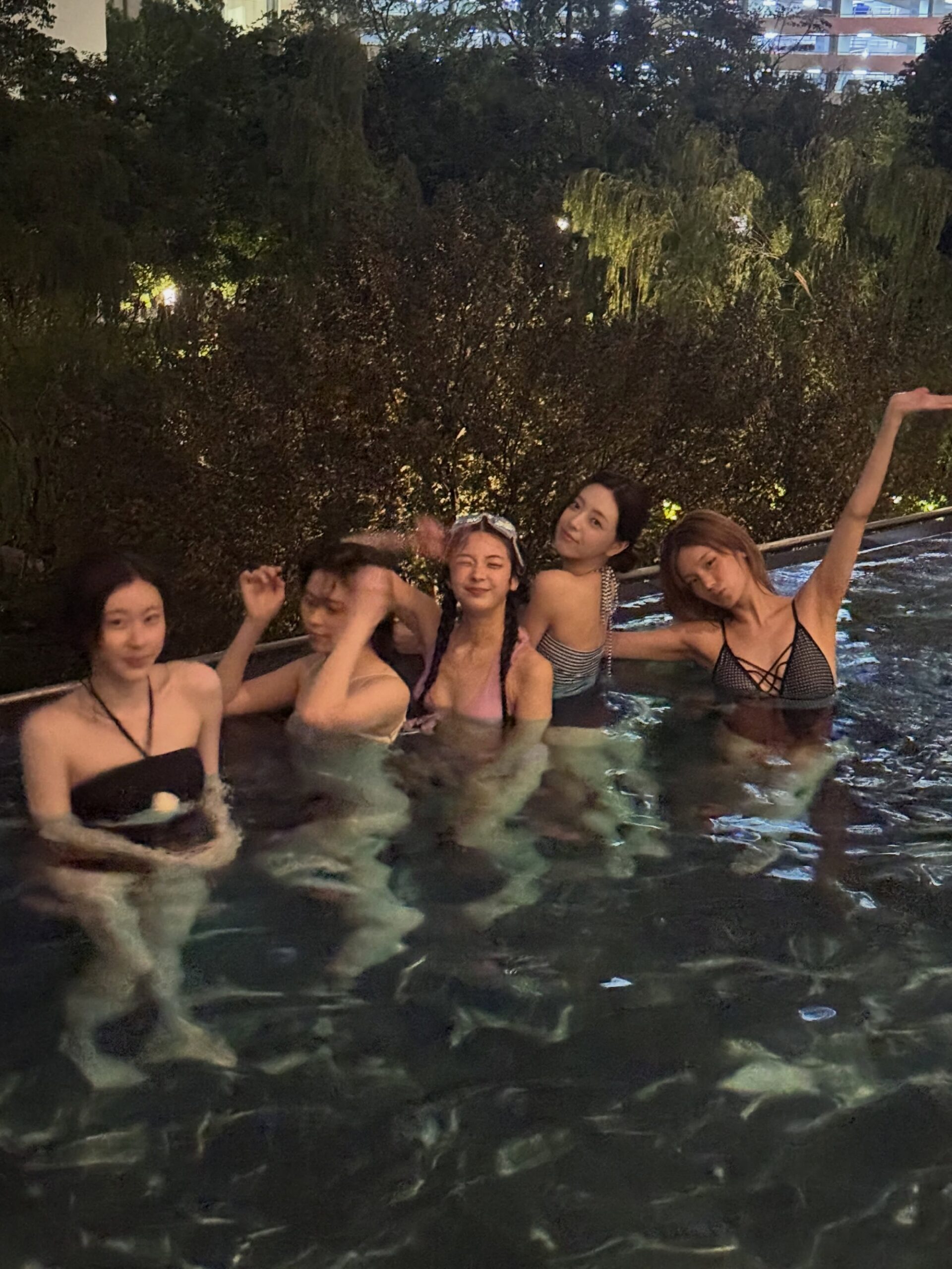 ITZY リア、後から参加してピンクのビキニ写真をグループで投稿