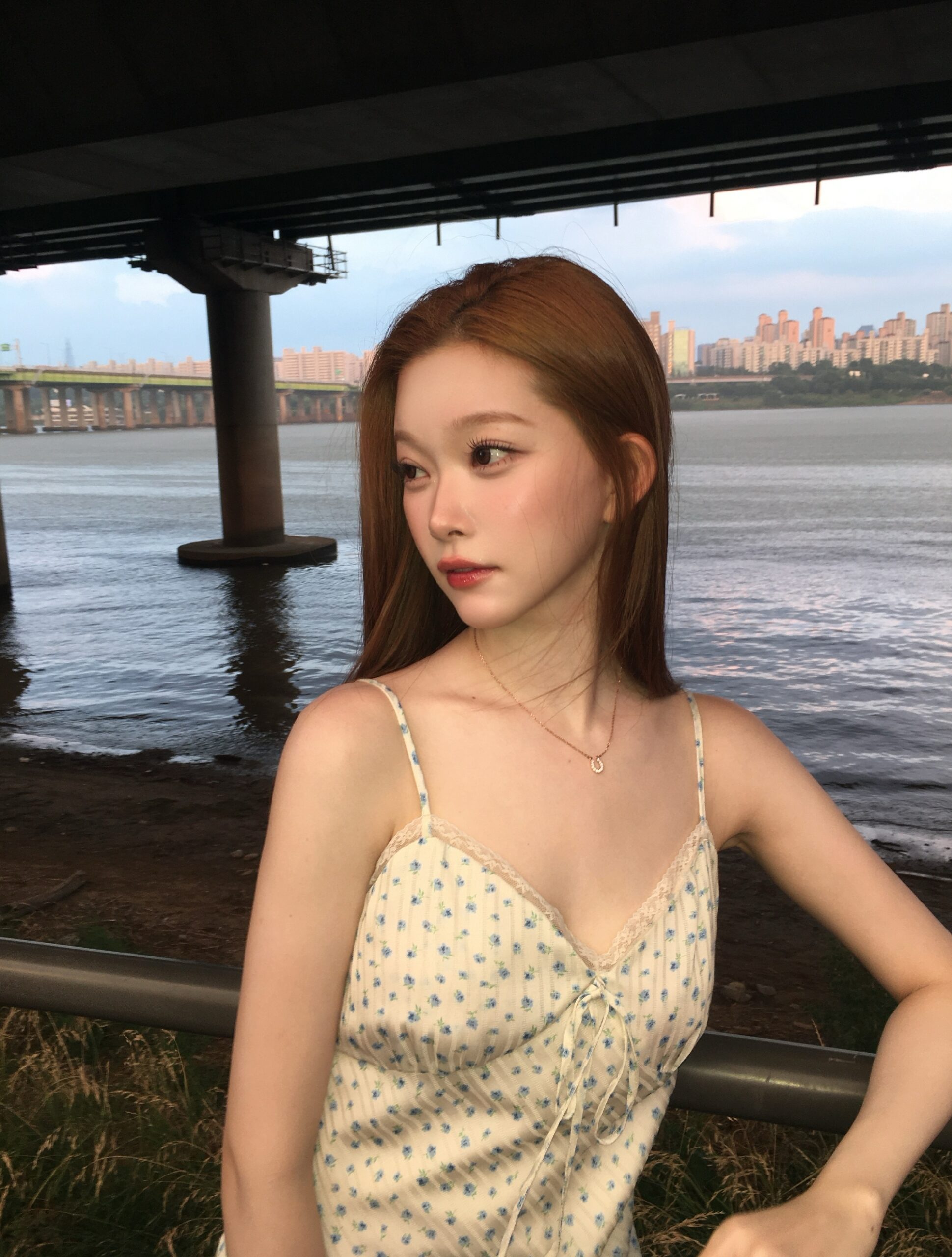 白色波点睡裙，Billy Tsuki 一边在汉江散步一边散发蓬松感的胸口