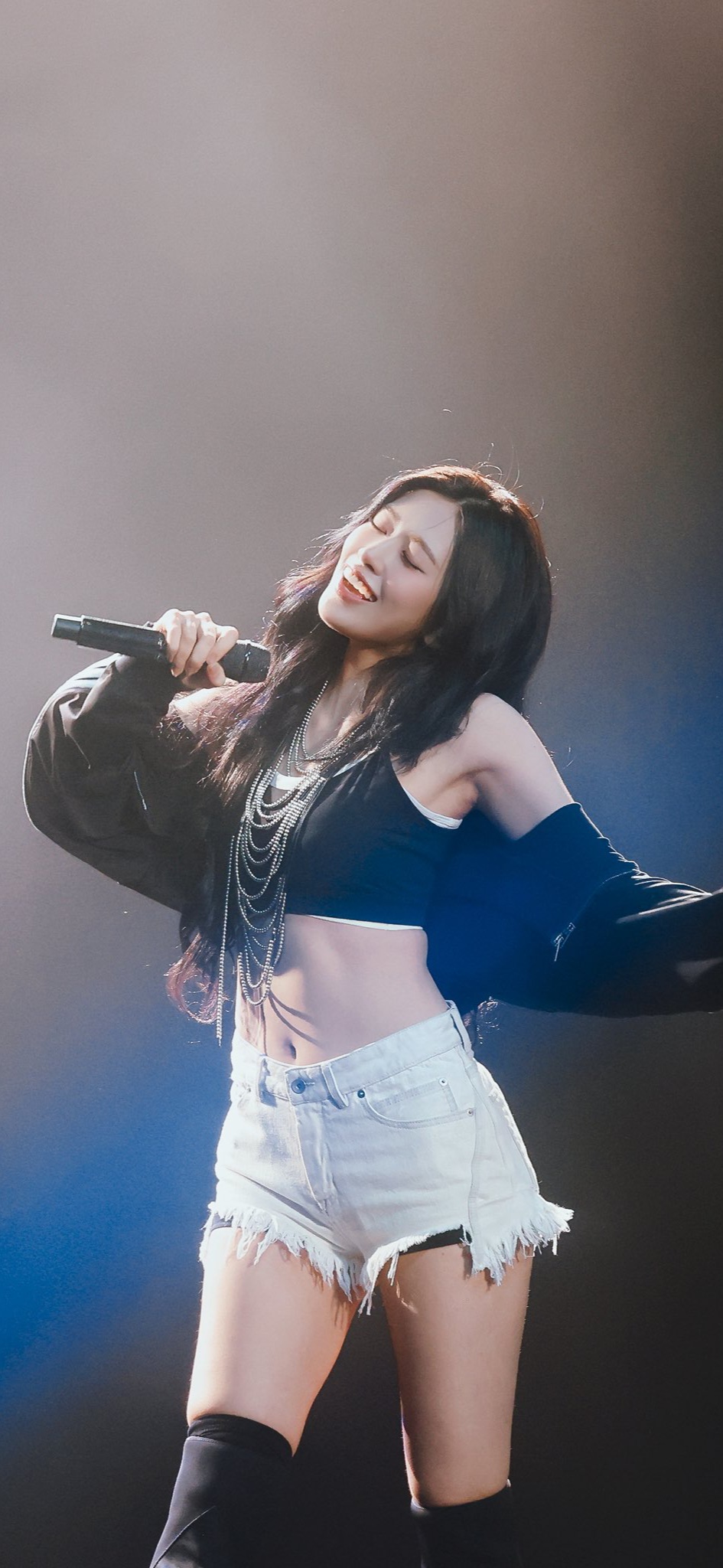 IVE Concert: An Yujin Black Bralette and Yakkob + Torn White Hot Pants, Honey Thighs