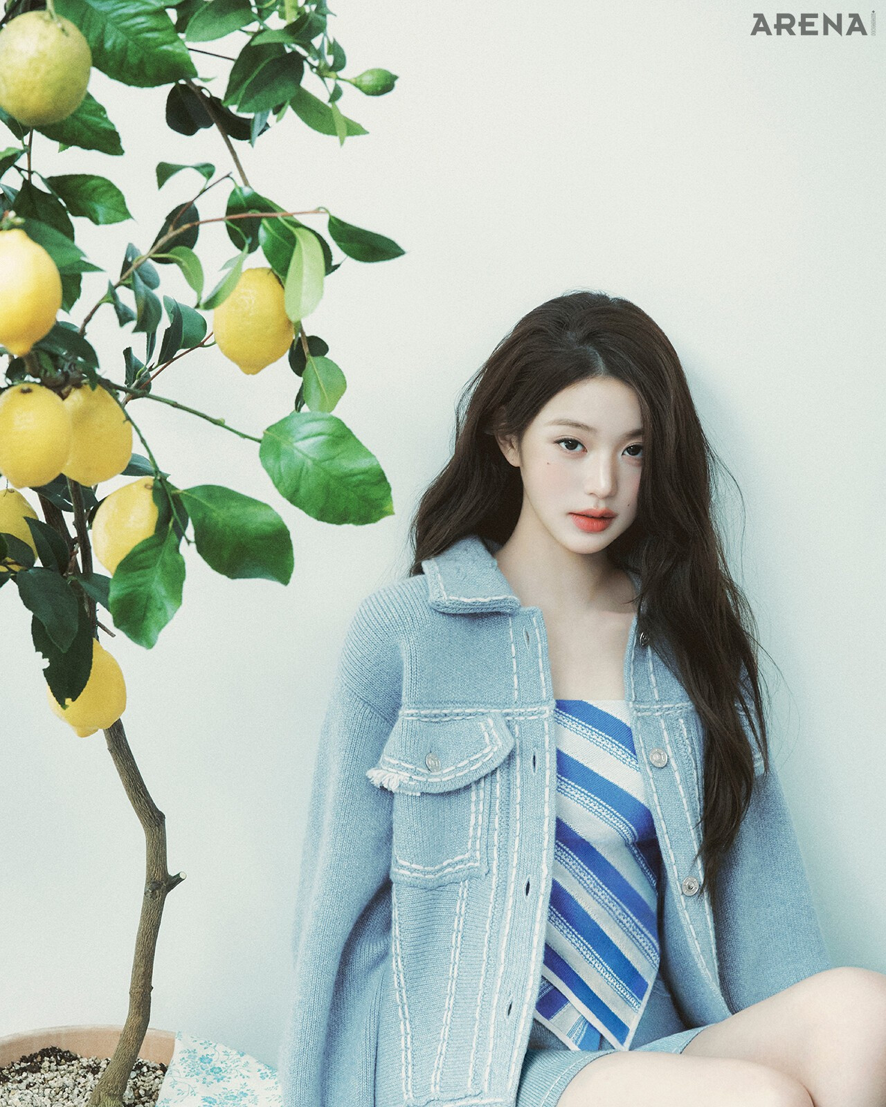 Jang Won-young Arena photo shoot... Black midi look lying on the sofa, hip line