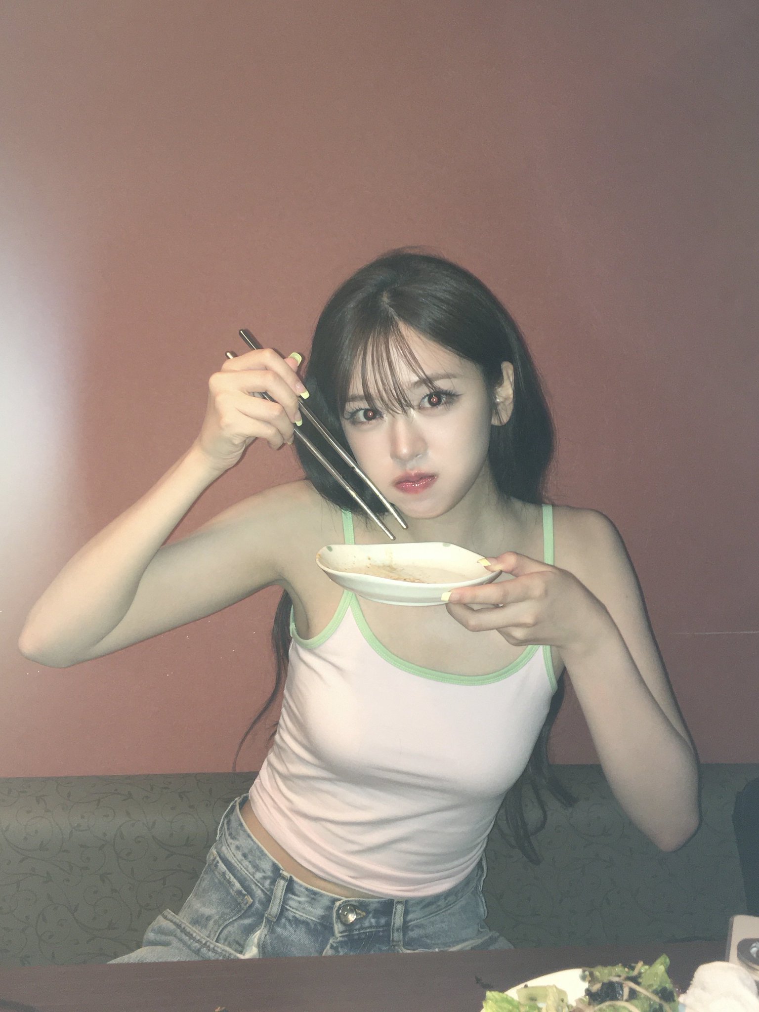 아이브 안유진 여친짤 시원한 흰 끈나시 봉긋한 가슴 겨드랑이