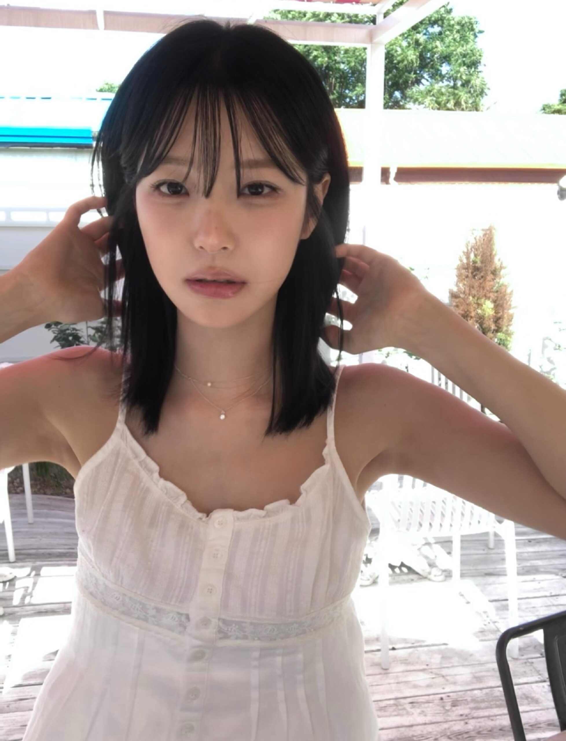 fromis_9 ペク・ジホン 純白フリル ひも付きキャミソール 腋のフェロモン