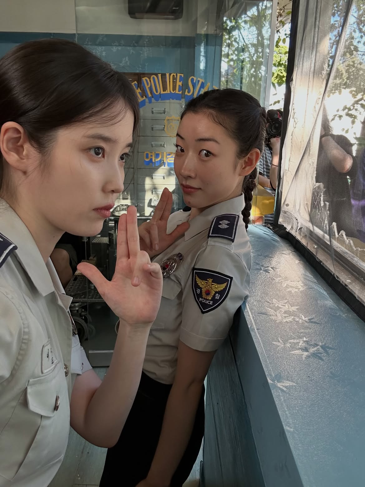 新作MVで警察官の制服を着たIU…さりげなくセクシーなボディライン
