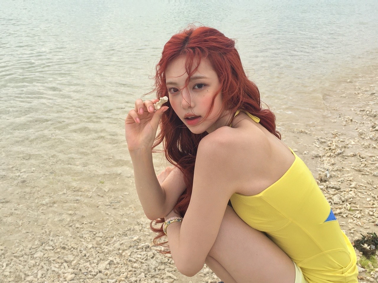 바닷가에서 시원한 옐로우 홀터넥 + 줄무늬 돌핀 입은 이안 몸매