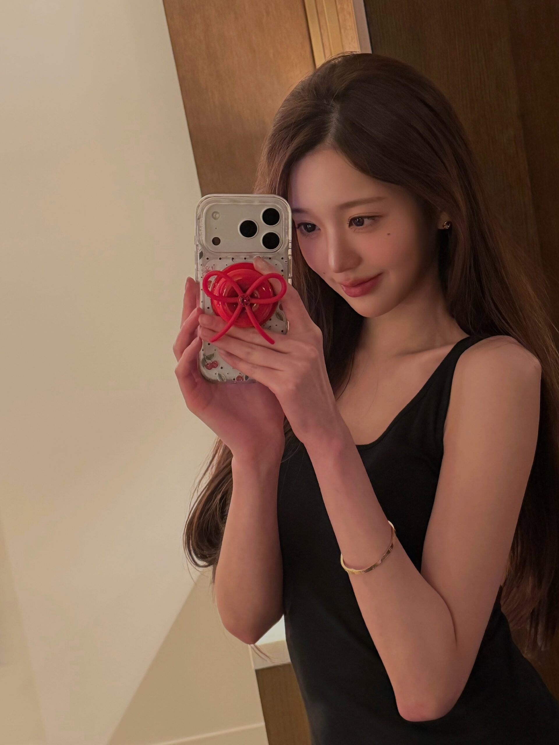 Jang Won-young Turns Up the Charm While Taking a Bed Selfie in a Black Dress