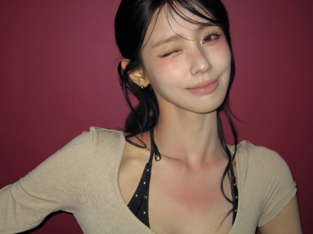 Gleaming cleavage that's clearly different from I-DLE member Miyeon’s tan lines - Instagram