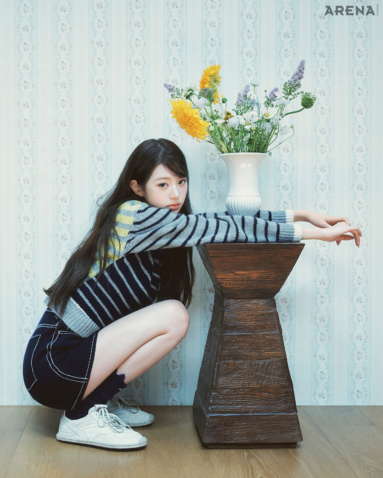 Jang Won-young Arena photo shoot... Black midi look lying on the sofa, hip line