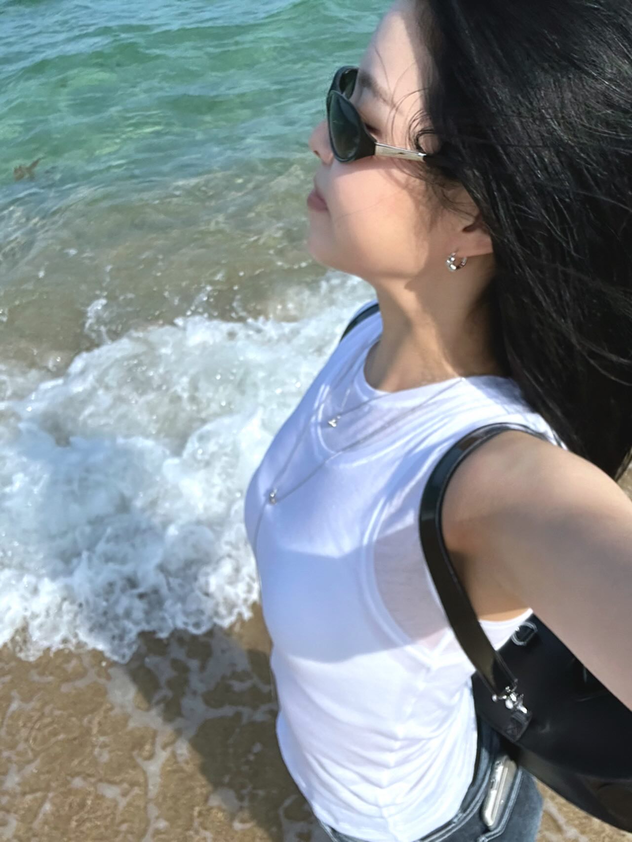 바닷가 놀러간 엔믹스 규진 봉긋한 흰티 + 청바지 엉덩이 라인