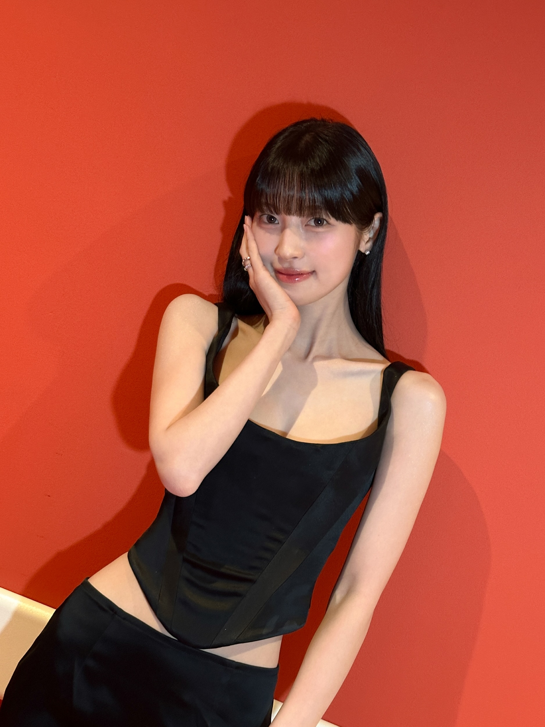 자컨에서도 블랙 코르셋 드레스 요망한 가슴골 자랑하는 아린