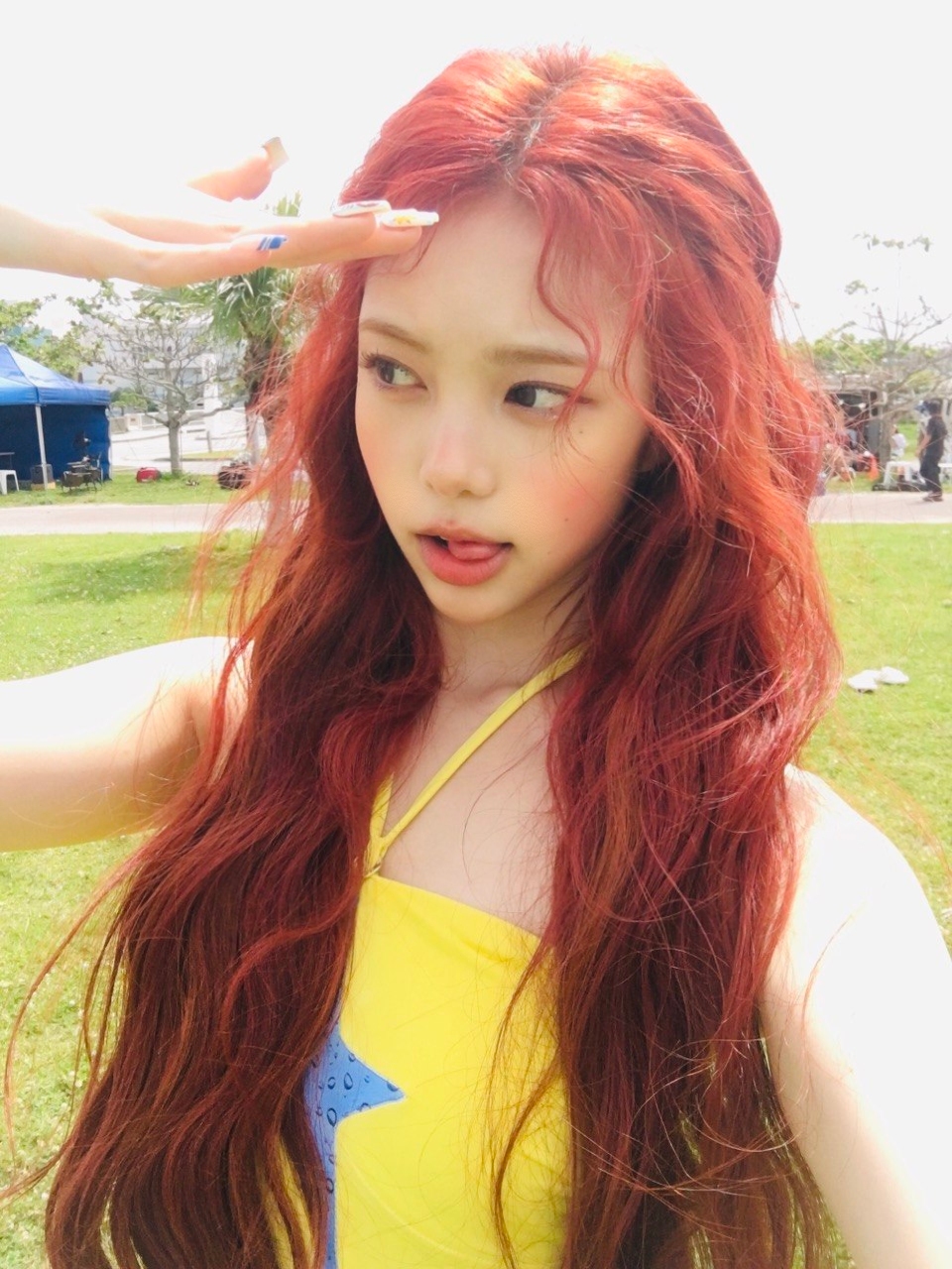 바닷가에서 시원한 옐로우 홀터넥 + 줄무늬 돌핀 입은 이안 몸매