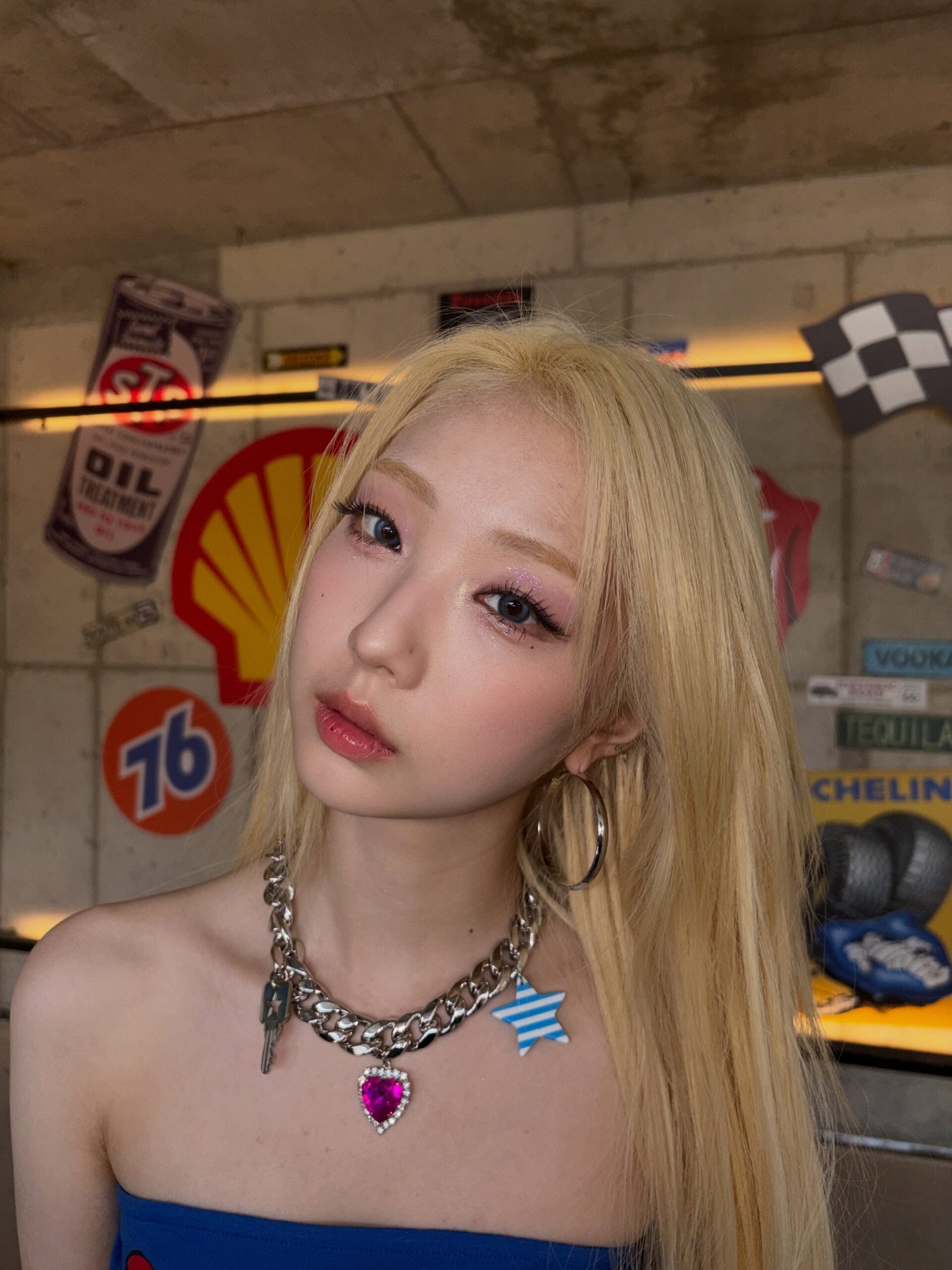 이달소 임여진 파란 튜브탑 + 흰 돌핀팬츠 복부 배꼽 겨드랑이
