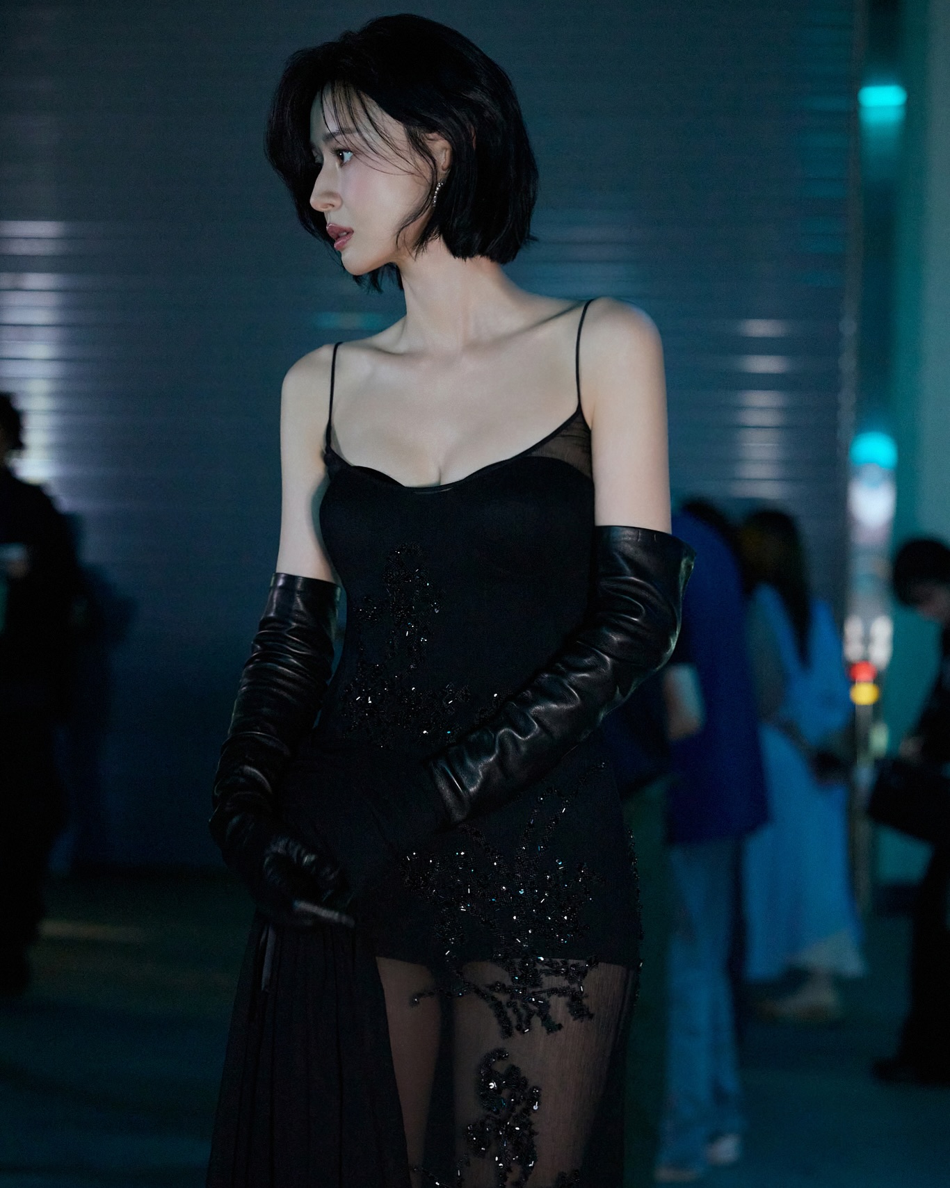 クォン・ナラが見せる黒のブラ見えシースルー紐ドレスのふんわり胸元の谷間と太もも