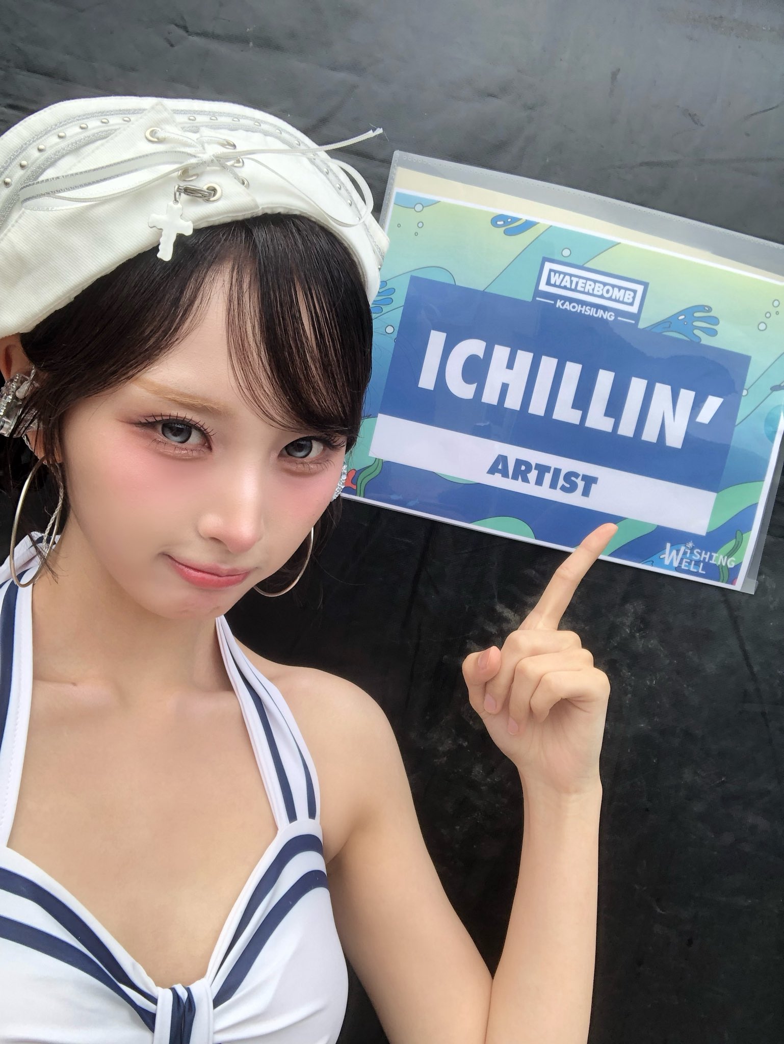 アイチリン イジ＋チョウォン ウォーターボム 控室 ビキニ さりげない胸元の谷間 - インスタ
