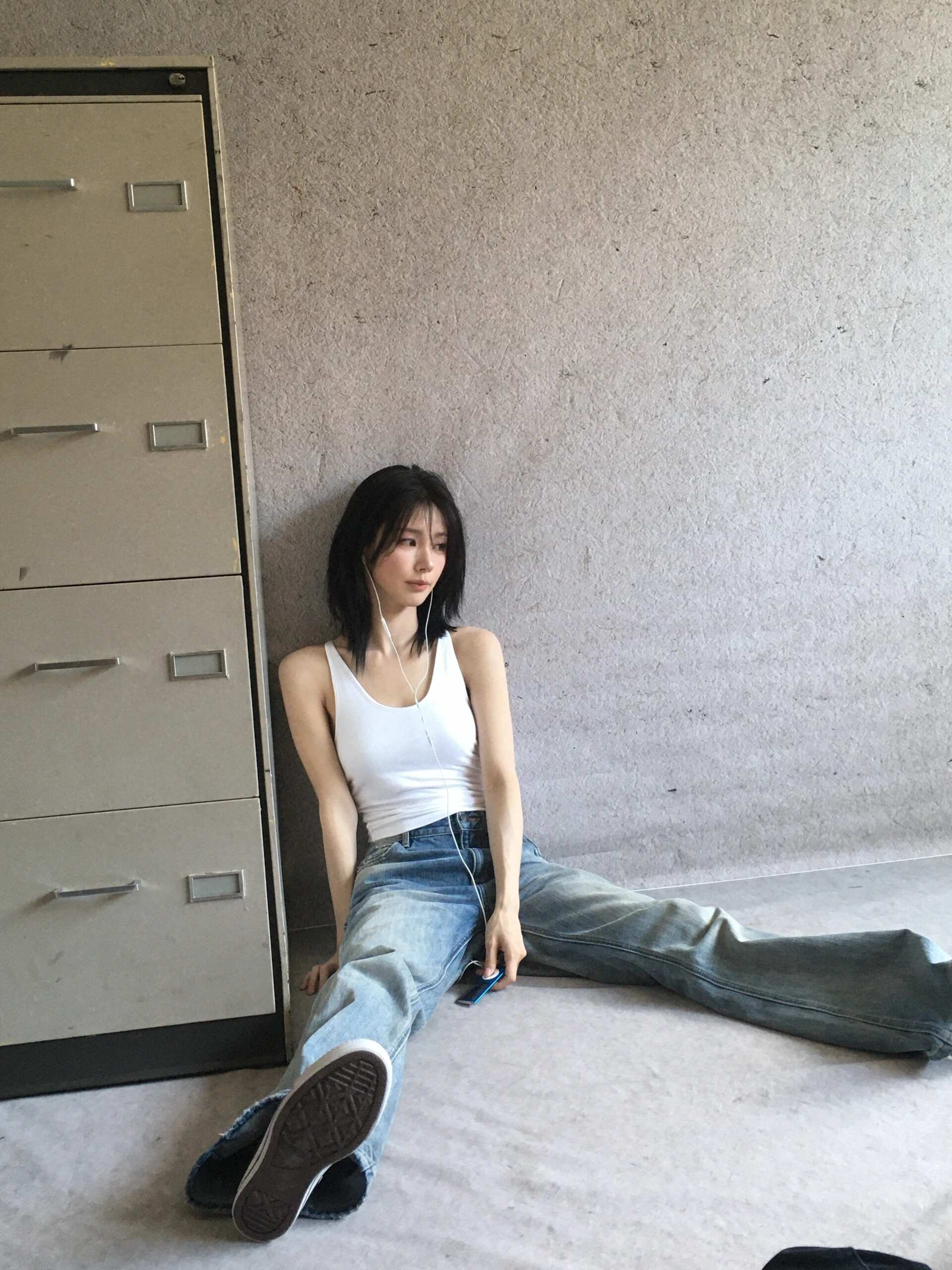 (G)I-DLE 米妍 白色+黑色细肩带背心 清爽的纤细身材 - Instagram