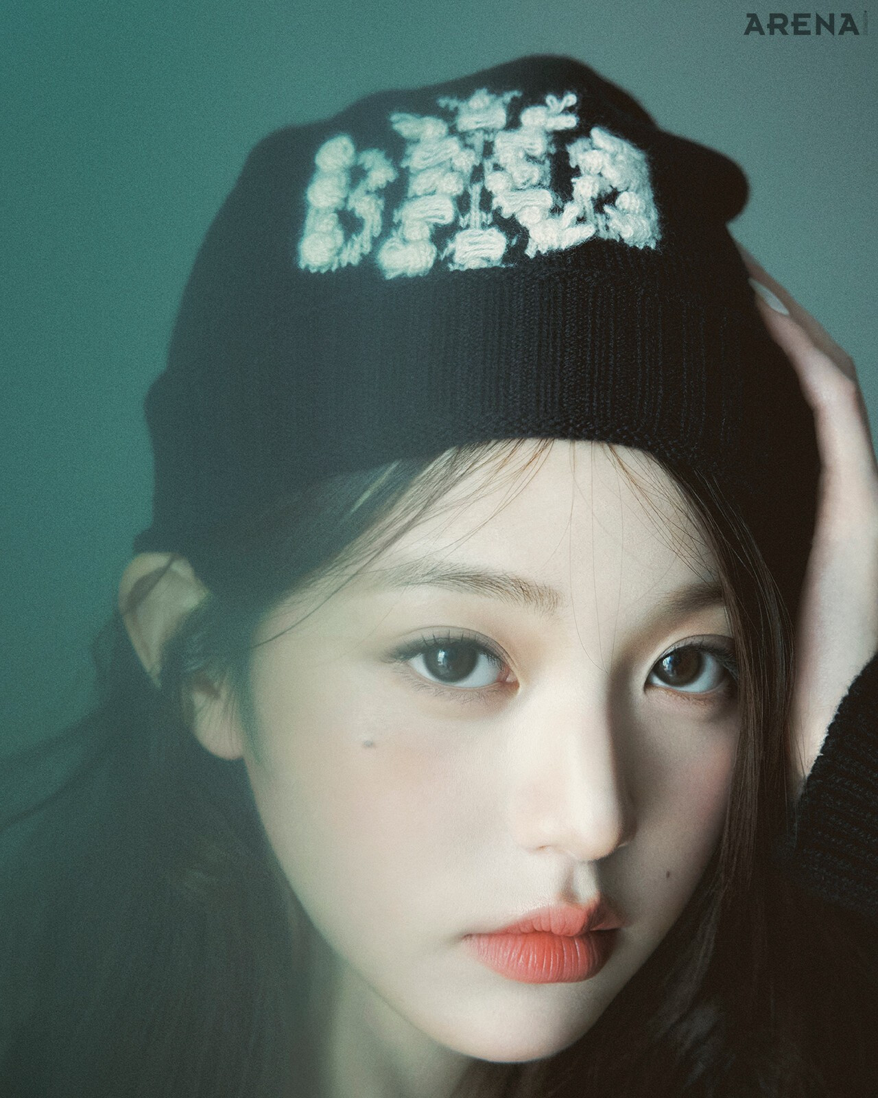 Jang Won-young Arena photo shoot... Black midi look lying on the sofa, hip line
