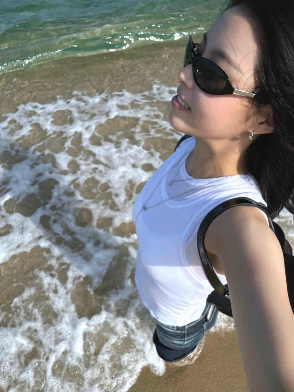 바닷가 놀러간 엔믹스 규진 봉긋한 흰티 + 청바지 엉덩이 라인